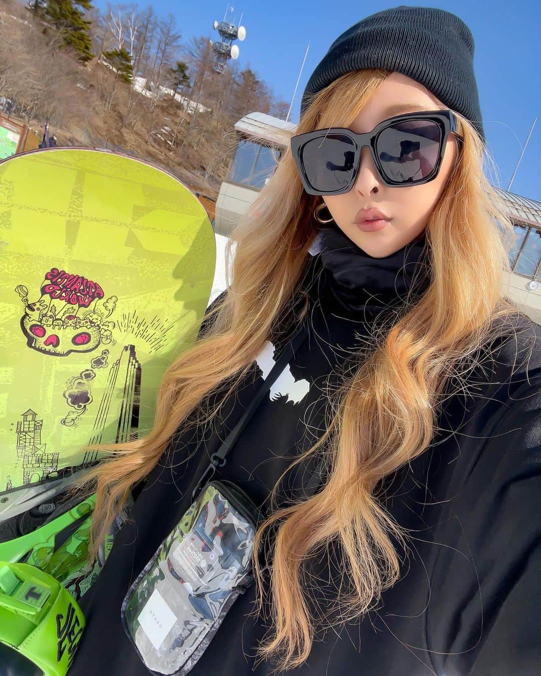 まあーか（まかたん）のインスタグラム：「. ゲレンデ🗻ハゲ散らかって🦲 雪景色❄️がちょっと寂しく感じました(´･ω･`) . #snowboard#wintersport#スノボ#スノボ女子#スノボウェア#グラトリ#mahf#technine#thirtytwo」