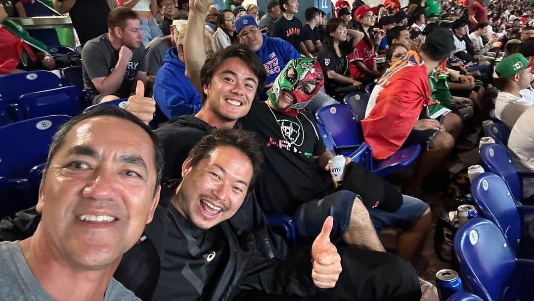 ダニエル太郎さんのインスタグラム写真 - (ダニエル太郎Instagram)「WBCの日本とメキシコ戦生で観る事ができました！ヤバい。野球の細かい事はあまり知らないのですが流れというのは肌で感じれて今日の試合は本当に凄かったです。トレーナーの田中さんから「太郎、野球は楽しいかー！？」はい。最高でした。チーム日本おめでとうございます！明日は見にいけないけど決勝も応援📣📣🎌🎌 @wbcbaseball   What an amazing game at the WBC for japan to clinch it at the very end. Exhilarating to watch it in person!! #wbc #baseball #teamjapan」3月21日 12時28分 - tarodaniel