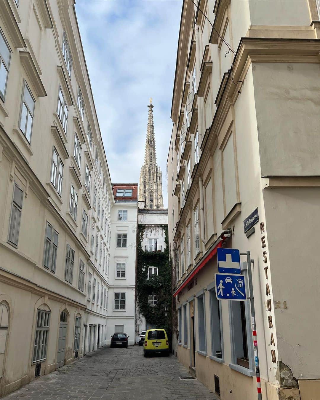 鰻和弘のインスタグラム：「【ドイツチェコオーストリア1人旅21】  ウィーン。歩いてる時に見えたシュテファン寺院。こういうの昔も撮ったなぁと思っているとやっぱり。パリのエッフェル塔。投稿してた。このアングルが好きなんやと思う。穏やかな旅の終盤。  #もう帰る時間迫ってる #濃い2日半 #トイレしたくなる #腹痛い #トイレしてからタクシーで空港へ行こう #トイレどこや？ #駅に行って見つける #ホッとする #トイレの大に入ろうとした瞬間 #誰かに後ろから襟元つかまれる #引っ張り上げられる勢い #びっくりする #振り返るとウィーンのおばちゃん #ドアの貼り紙指でコンコン #忘れてた #有料や #50セント支払う #一瞬めちゃくちゃ焦った #ボコられると思った #ドキドキしすぎて腹痛いの治った #ドアから出ると腕を組みパイプ椅子に座ったおばちゃんがこちらを見ている #怖すぎた」
