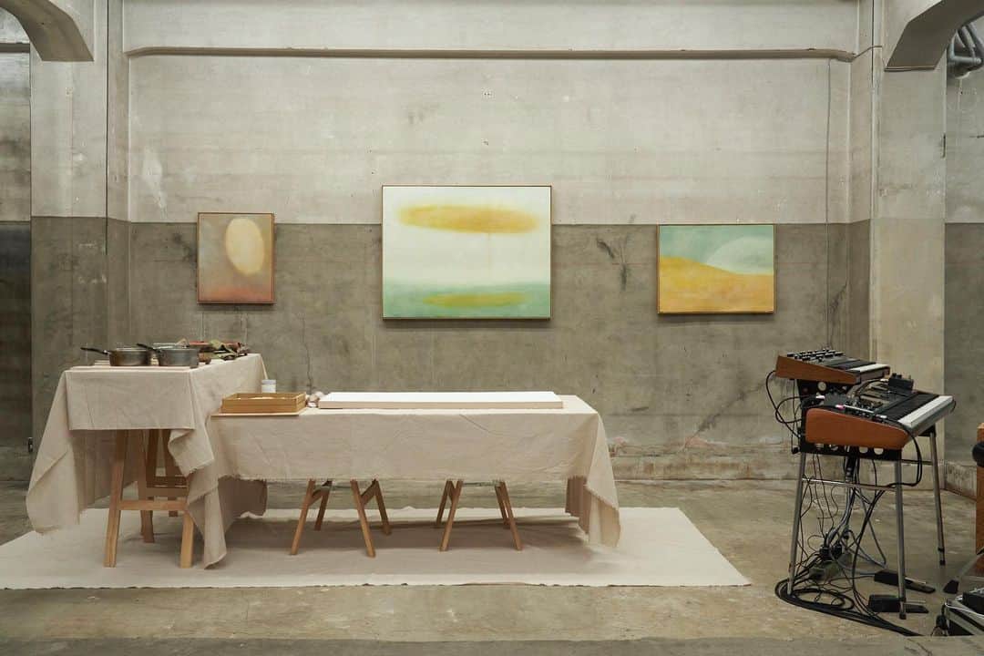 中瀬萌のインスタグラム：「緊張は慣れない。 それはあたらしい日になる。 ⁡ ⁡ Exhibition 「ある日の種」 について、最後に備忘録として書き残したいことを此処にしたためる。 ⁡ 3月3日、プライベートビューイングと共にライブとライブペイントを行った。 ⁡ 遡ること、数ヶ月前 泰平さんが私のアトリエに初めて赴いてくださった時に、 会話の中で 「じゃあライブと、ライブペイントやろうよ萌ちゃん！」と、泰平さん。  その手のこと(人前で何かするとか話すとかとりあえず見られながらなんかするとか)に慣れていない私は、 かなりどもり。ただなぜか、いつもなら即座に絶対言ったであろう、「そ、そういうのは、私がやらなくて良いと思います〜、、」の言葉が出ないで、 いい意味で少し迷った自分にも少し驚いた。 から、その直感を信じていいかもしれないと、 「じゃあやってみます……。」と伝えてその場で決定。 ⁡ 当日、描いていた時のことは9割覚えてない。 だけどずっとずっとあまりにも美しいピアノと銀の魂の音色に鳥肌が立っていたこと、身体が覚えている。癸- mizunoto の音が私はとにかく好きだ。 ⁡ ずっと集中しすぎて、来てる方が座っている前を見れなかったけど、途中で一度だけ顔を少し上げた。 小さな女の子が近づいてきてくれて。 あまりにも私が緊張しすぎてて顔がこわばってて本当に誰も周りに近付かなかったけど笑　 その子だけ近づいて作ってるものを観察するよう 今どうなっているの？のぞいてくれた。 ⁡ 興味の反応で動いてきてくれた、 その行動がただただとても嬉しくて、その勇気も嬉しくて、 すごくパワーをもらった瞬間だった。 だって周りはほぼ大人、1人だけ前に出てきてくれて。 子供の自由さ、やはり本当に素晴らしいと思う。 ありがとう。ずっと覚えているよそのことだけは🌿 ⁡ ⁡ 私と泰平さんの想いの作品が出来たと思う。 これはアトリエで1人で制作していたら絶対に生み出せなかった作品でしょう。 ⁡ 私たちが考えていたこと、新たにチャレンジしたこと、この隙間という空間が試みさせてくれた。 ⁡ 自分のリミッターを自分で作らないこと。 解放していくこと。繋げていくこと。 共有すること。共に学ぶこと。伝えること。 ⁡ それらが鏡となって自身のことを知る。 ⁡ 「ある日の種」 ⁡ 私自身が自分の内側にある この種に気付けたのかもしれない。 ⁡ ⁡ やってみる、という選択と機会と場を与えてくれた泰平さん、Tomと隙間ギャラリー、ありがとう。 ⁡ やらない選択肢はいつでもあって、 でもやる選択肢もいつでもあるらしい。 ⁡ 揺らぐ変化、自然と共にしていきたいと思う。 だって毎日が本来ずっと変化でしょう。 慣れない緊張、あたらしいことのしるしと思おう。  アーティストの前に人間でいる。ずっと思う。 ⁡  ⁡ ⁡  ⁡ 隙間 gallery /  @sukima_gallery  ⁡ ⁡ 「隙間」はアーティストの展示を開催するギャラリーであり、様々なプロジェクトを行うオープンスペース。 スペースとエキシビターそれぞれが持つ価値を、貨幣を介すことなく交換する方法を概念的な「物々交換」としてとらえ、「価値」のチャンネルを貨幣以外に合わせる重要な考え方として提示することを目指す。  ⁡ ⁡ ⁡改めて、泰平さん ありがとうございました。  @taihei0704  ⁡」