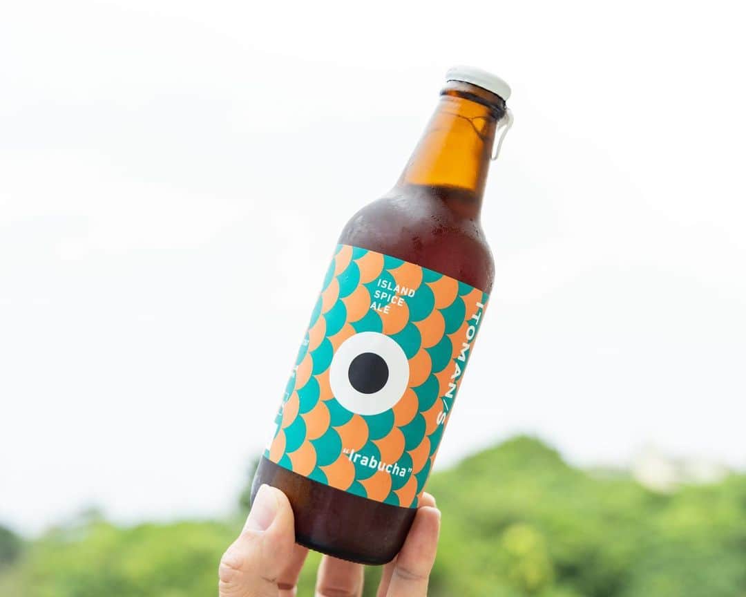 セソコマサユキのインスタグラム：「うみんちゅ（漁師）の街として知られる糸満市のクラフトビール「ITOMAN/S」に新しい仲間が加わりましたよ。爽やかな風味の塩レモンビール「Taman」、パッションフルーツなど果実味が効いた「Akamachi」のラインナップに加わったのが、島コショウ（ピパーツ）などのスパイスと、沖縄県産シークァーサーを使用、スパイシーさと柑橘系の爽やかさが調和した「Irabucha」です。どこかちょっとクセになるような個性的な味わい。ITOMAN/Sは魚料理と合わせることをイメージしているそうなので、ぜひ試してみてくださーい。  @itomans_beer   #沖縄 #糸満 #イトマンズ #クラフトビール #PR」