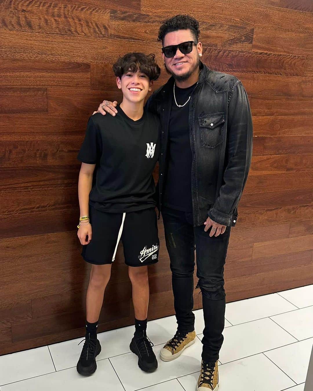 フェリックス・ヘルナンデスのインスタグラム：「Hijo mío de mi corazón como te amo eres la luz de mis ojos @jeremy_hernandez_34」
