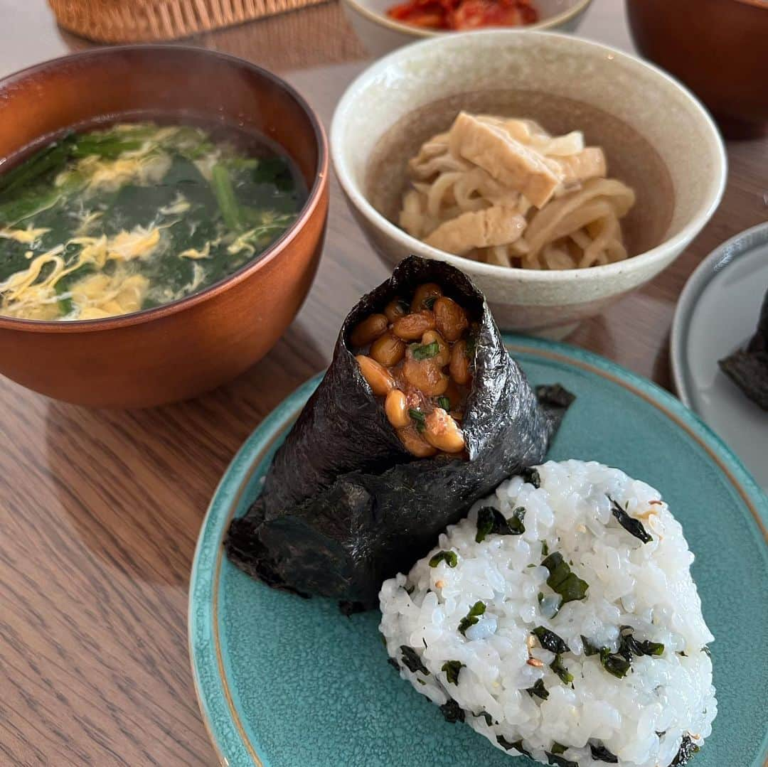 白石一文のインスタグラム：「納豆おにぎり、最近の定番。 三島のわかめもおいしい。 #納豆おにぎり」