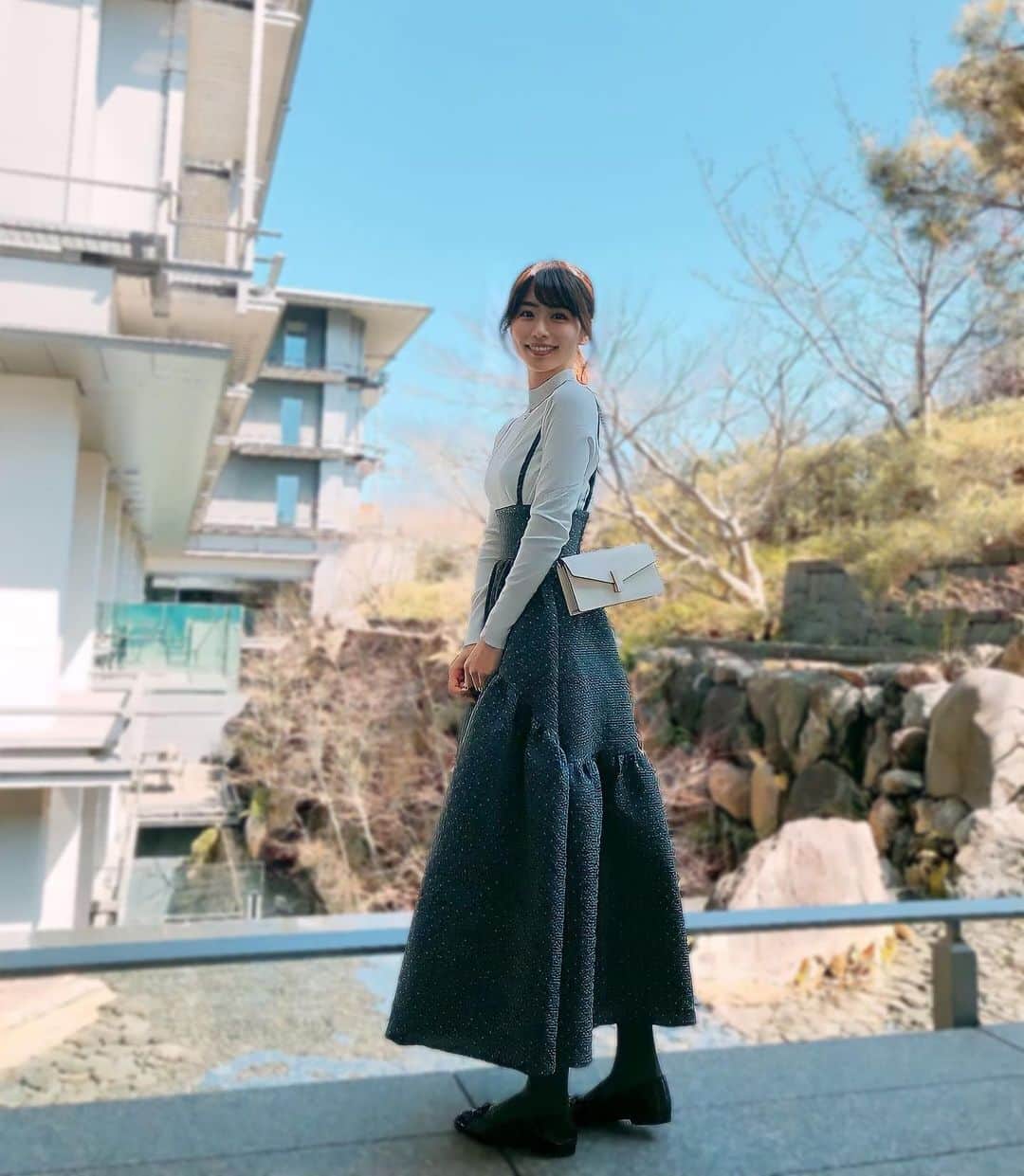 伊藤京子のインスタグラム：「久しぶりに京都へ🌸 梅や桜を堪能し、食も楽しみ、改めて思うことは、、 京都が好き❤️  サスペンダースカートは @_bluelea_  のもの。 皺になりにくく軽い素材だから旅行時にも重宝します🥹 サスペンダーは取り外し可能✨ 上からニットをふわっと着ると雰囲気が変わって二度楽しめるところもお気に入りです🥰  #WBC準決勝勝利に大盛り上がり #明日ドキドキ #京都グルメ #京都観光#京都旅行 #リッツカールトン京都  #bluelea」