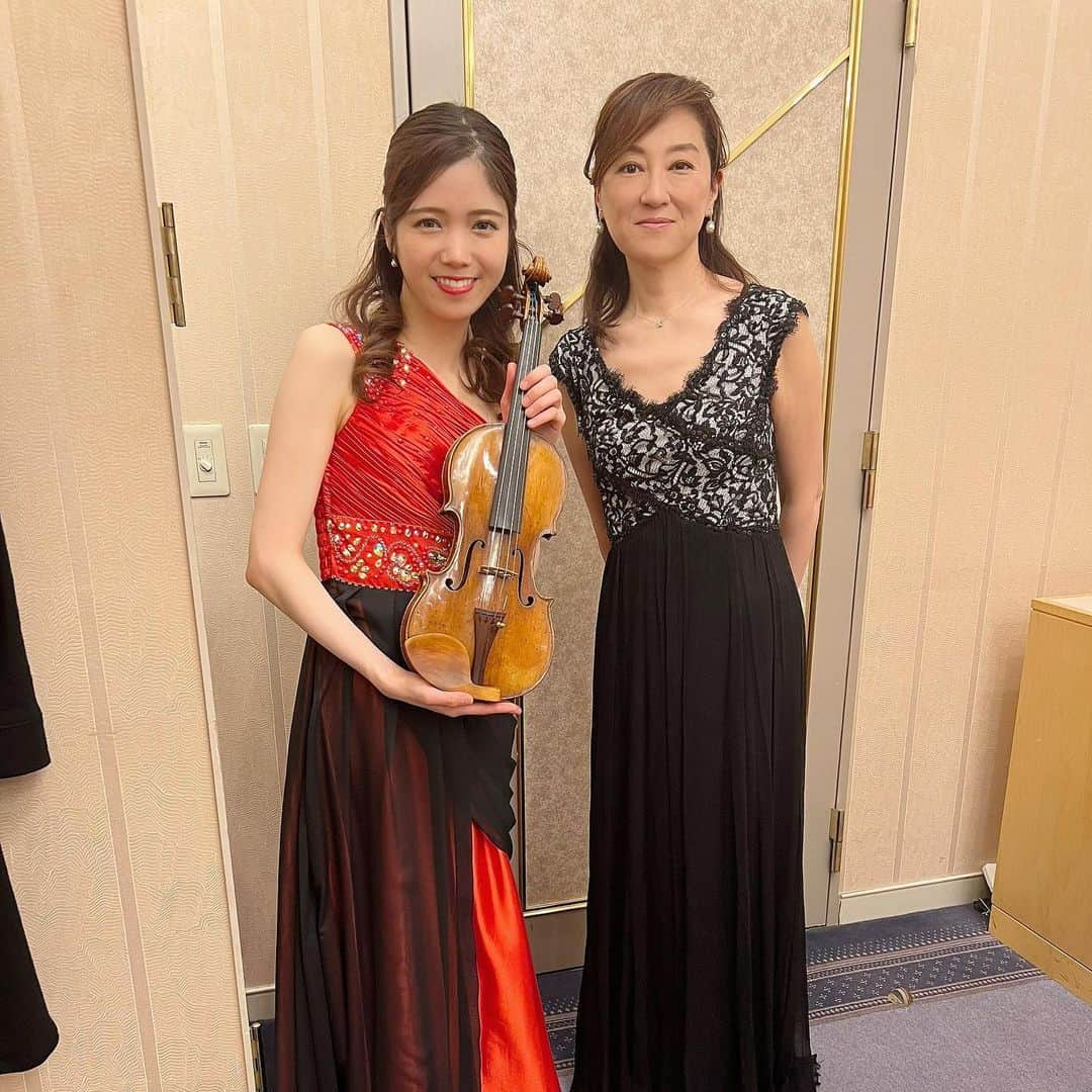 高木凜々子のインスタグラム：「ディナーショーで演奏させて頂きました🎻💫  ホテルニューオータニ幕張にて300名様近いお客様の前で 5曲ほどトーク付きで演奏させて頂きました❣️  それぞれの曲の表情を ストラディバリウスの音色で 存分に楽しんで頂けていたら嬉しいです🎻  ピアノを弾いてくださった河地先生とパシャリ🎹 いつも素敵なピアノをありがとうございます💕  さあ5日後のリサイタルに向けて、頑張るぞ〜！！  練習動画を投稿するようになってからメッセージで毎日よくそんなにたくさん弾けますねって言って頂くことが多くなったんだけど、 最近特に思うんだけど、 時間って有限なんだよね。 だからこそその時間は意味のあるものにしたいし、 ファンの皆が時間を作って聴きに会いに来てくださるから 絶対良いものにしたくって。  今この瞬間が最高の時間だって思っていただけるよう 私たち演奏家は練習という名の研究ができるんだと思うんです！！  だし、弾くの本当楽しいし😆♪へへ  心を込めて演奏いたします。  皆さま26日の演奏、お楽しみに😉✨  #violin #music #concert #japan」