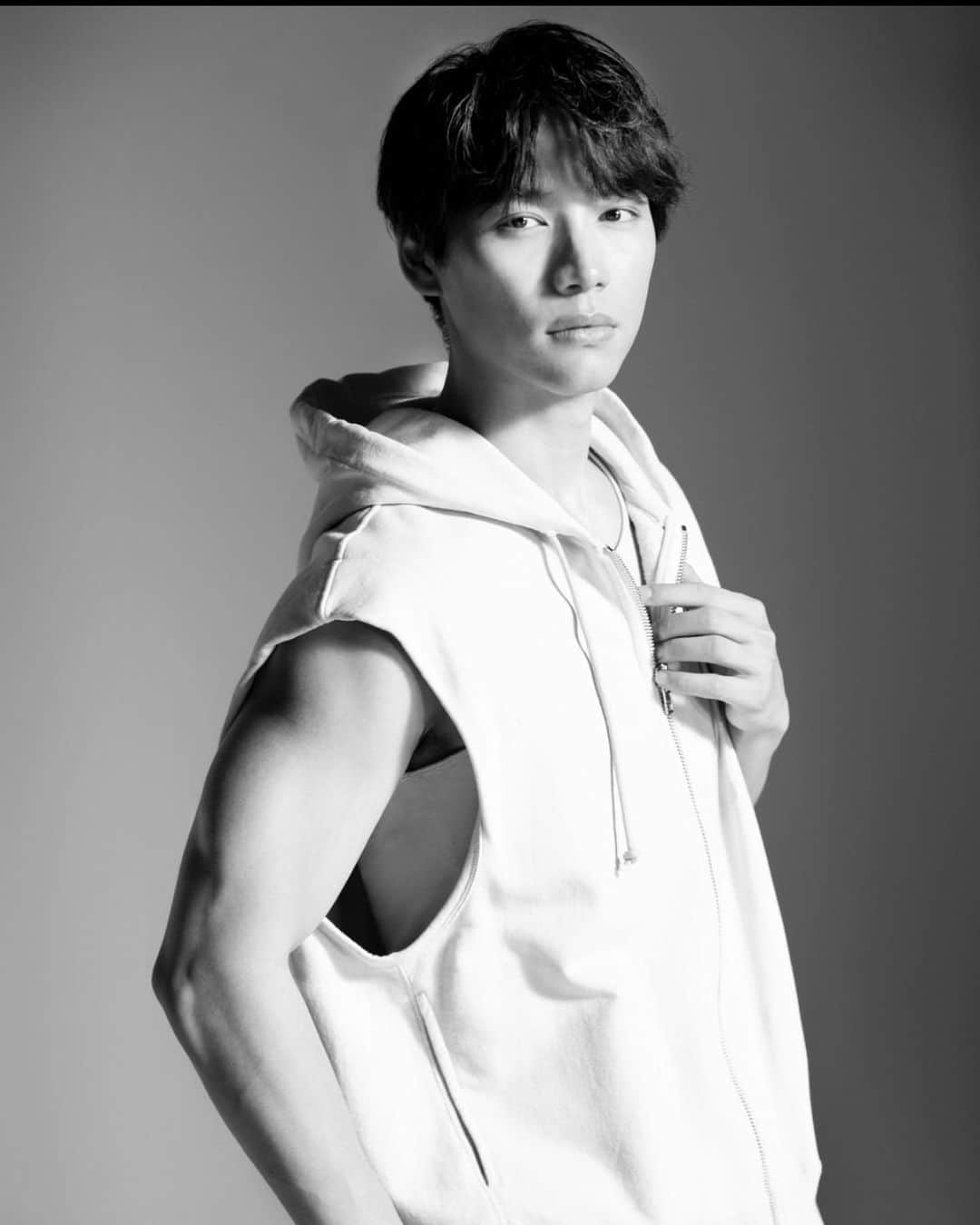 福士蒼汰のインスタグラム：「. 【NoMAD Workout -FUKUトレ in NY-】 全25話U-NEXTオリジナルにて独占配信  5/6(土)1-10話 5/20(土)11-20話 5/31(水)21-25話  ニューヨークで モキュメンタリー作品を撮影してきました 台本ありのドキュメンタリーライクな撮影で新鮮に作品に没頭することができました  女性に優しいトレーニング目指して FUKUが奮闘しています😆」
