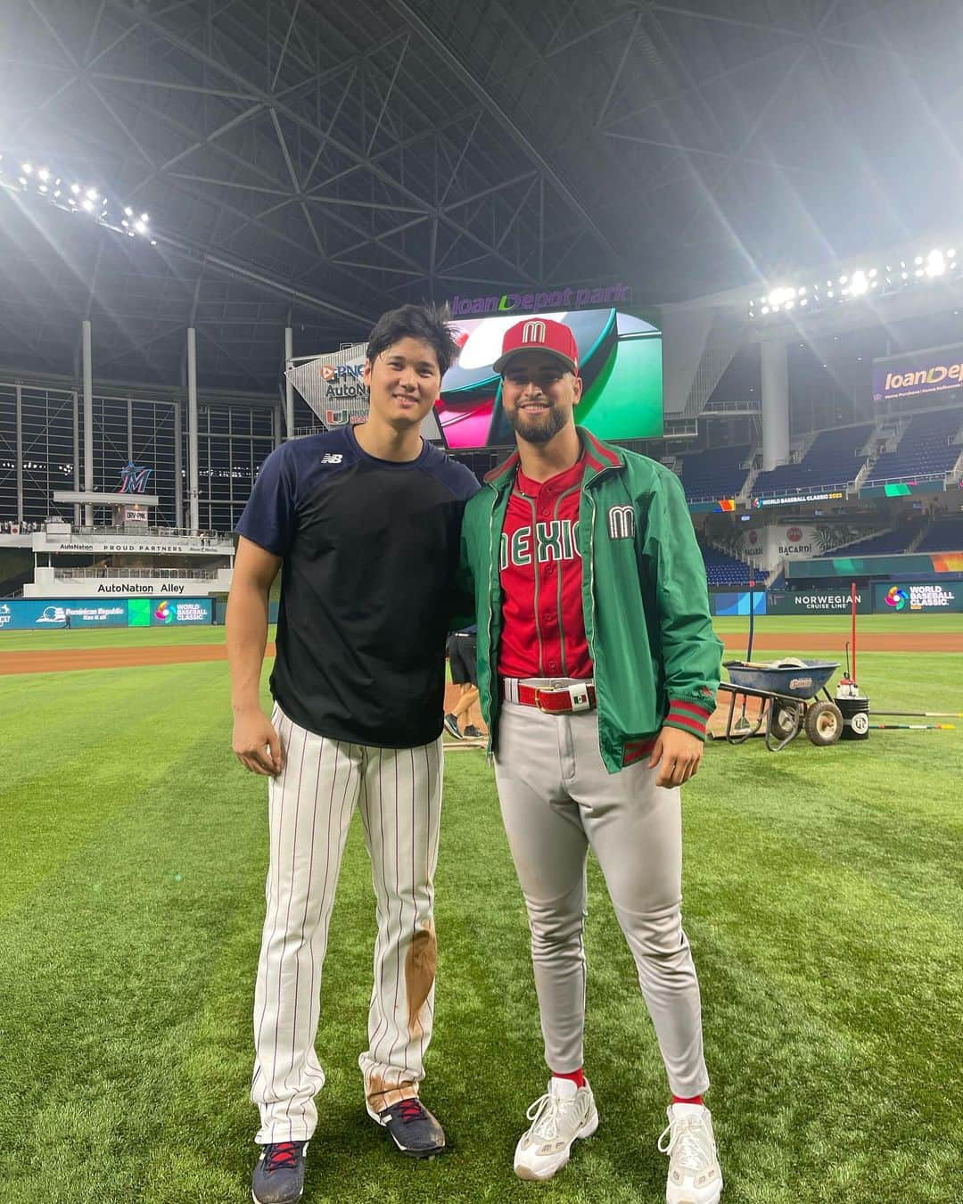 大谷翔平さんのインスタグラム写真 - (大谷翔平Instagram)「あと一つ。  What a game!!  What a swing Mune!!  What a pitching performance Sandy!!」3月21日 13時01分 - shoheiohtani