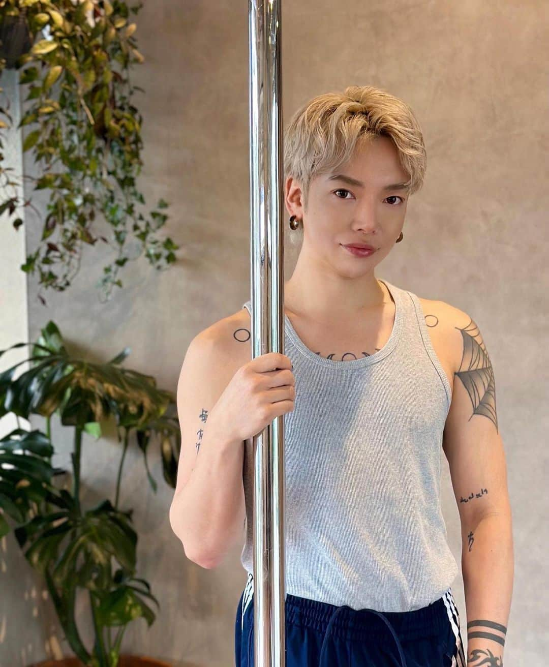 poledancer RYOTAのインスタグラム：「🌳パワスポ4月のレッスン予約開始しました📲 上旬は お休み頂いてます🙏🏻 代行レッスン ご確認下さい☁️🦖  @power_spot.official   🪴火曜日   ▪️8:15-9:30 朝活ポール入門〜初級  🪴水曜日   ▪️8:15-9:30 朝活ポール入門〜初級  ▪️13:00-15:00  柔軟集中 循環ストレッチ   🪴木曜日   ▪️18:30-19:45 ポール入門  ▪️20:00-22:00 柔軟集中 循環ストレッチ  🪴日曜日   ▪️10:00-12:00 柔軟集中 循環ストレッチ  ▪️13:30-14:45🆕スピニングコンビネーション 初級〜初中級  スピニングクラス 復活しました！🫡」