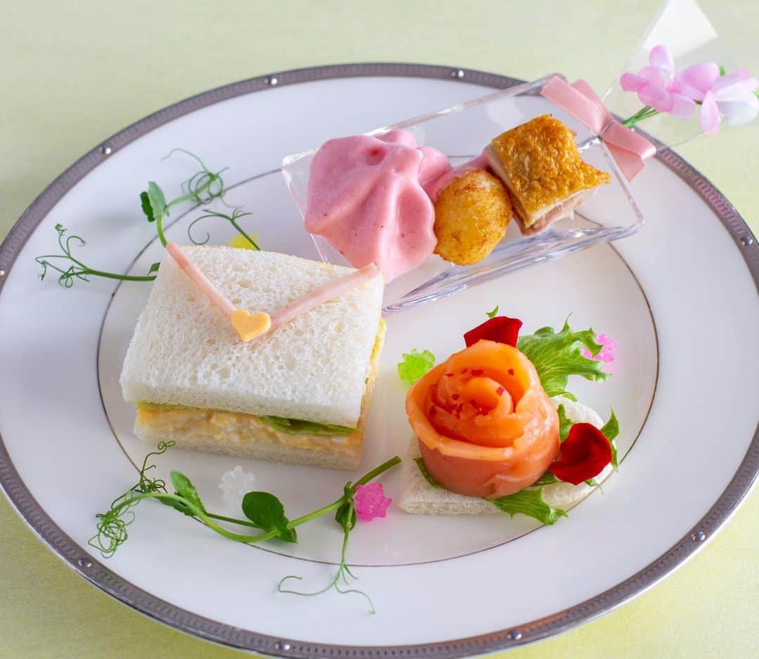 The Westin Osaka （ウェスティンホテル大阪）さんのインスタグラム写真 - (The Westin Osaka （ウェスティンホテル大阪）Instagram)「ロビーラウンジでは4/1～5/31の期間でスペシャルアフタヌーンティーセット「Strawberry Flower」が登場します🍓  1、2段目にはキラキラと輝くいちごのクリスタルドームやふわふわのしぼりたてティラミス、サクッとした食感のいちごのミルフィーユなどが✨  さらに今回のアフターヌーンティーにはテイクアウトショップ「Afternoon House」で人気のアールグレイスコーンが初登場！  3段目のセイボリーには、淡路どりのピンチョスやお手紙のように仕立てたレターサンドウィッチを。  スペシャルディッシュは、ご入学やご就職など新たな一歩を踏み出す春にぴったりのブーケサラダ💐 エディブルフラワーや瑞々しい野菜にハムでできた蝶が舞います。赤ワインビネガードレッシングでさっぱりとお召し上がりください✨  感謝の思いを詰め込んだ春のアフターヌーンティーをお楽しみください🌸  🔗https://lobbylounge.westinosaka.com/ ご予約・お問い合わせはロビーラウンジまで TEL.06-6440-1060 ————————————————— ##TeaAtWestinOS #アフタヌーンティー #afternoontea #いちご #strawberry #flower #ブーケサラダ #afternoonhouse #アールグレイスコーン #春スイーツ #スイーツ #ラウンジ #lounge #ご褒美スイーツ #スイーツ女子 #ヌン活 #スイーツ部 #ホテルスイーツ #カフェ #梅田 #大阪 #ホテル #ホテル巡り #instafood #afternoonhouse ————————————————— Tag @westinosaka to share your image with us. ⠀⠀ #WestinOsaka #ウェスティンホテル大阪」3月21日 13時04分 - westinosaka