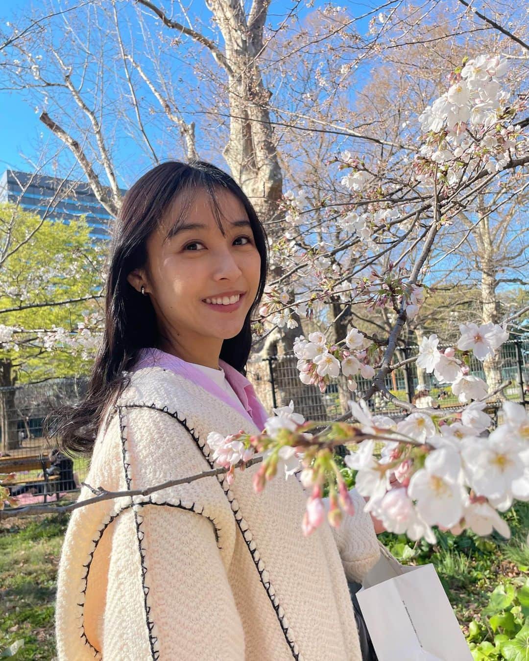 渡辺未優のインスタグラム：「. ほんのり桜🌸  ふっさふさにはまだ咲いてなかったけど 桜みれてうれしい観光客（笑）  #元東京在住 #cherryblossom #桜 #日比谷公園」