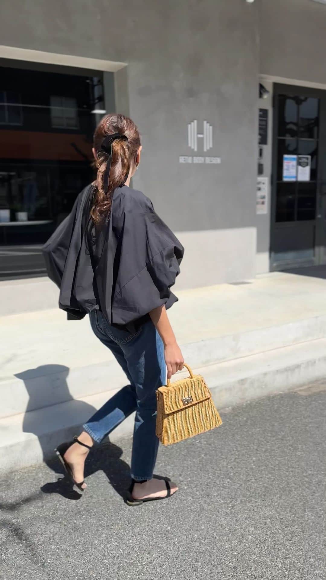 Keikooooooのインスタグラム：「【fluffy blouse】  フラッフィーブラウス （baby pink） ¥19,800 taxin  素材　綿70％ ポリエステル30%  【予約販売期間】 3月23日(木)21:00〜3月25日(土)23:59  コーデ🖤フラッフィーブラウスのブラックでデニム合わせ👖✨ 久々に伸びないタイプのデニムに 太った身体を押し込んだ🤭  blouse @liten.official  denim @agolde  shoes #baldan  #ママコーデ#カジュアルコーデ #カジュアル#デニム#デニムコーデ#シンプルコーデ #シンプル#liten #リテン#春コーデ#夏コーデ#大人かわいい #大人コーデ#ブラウスコーデ」