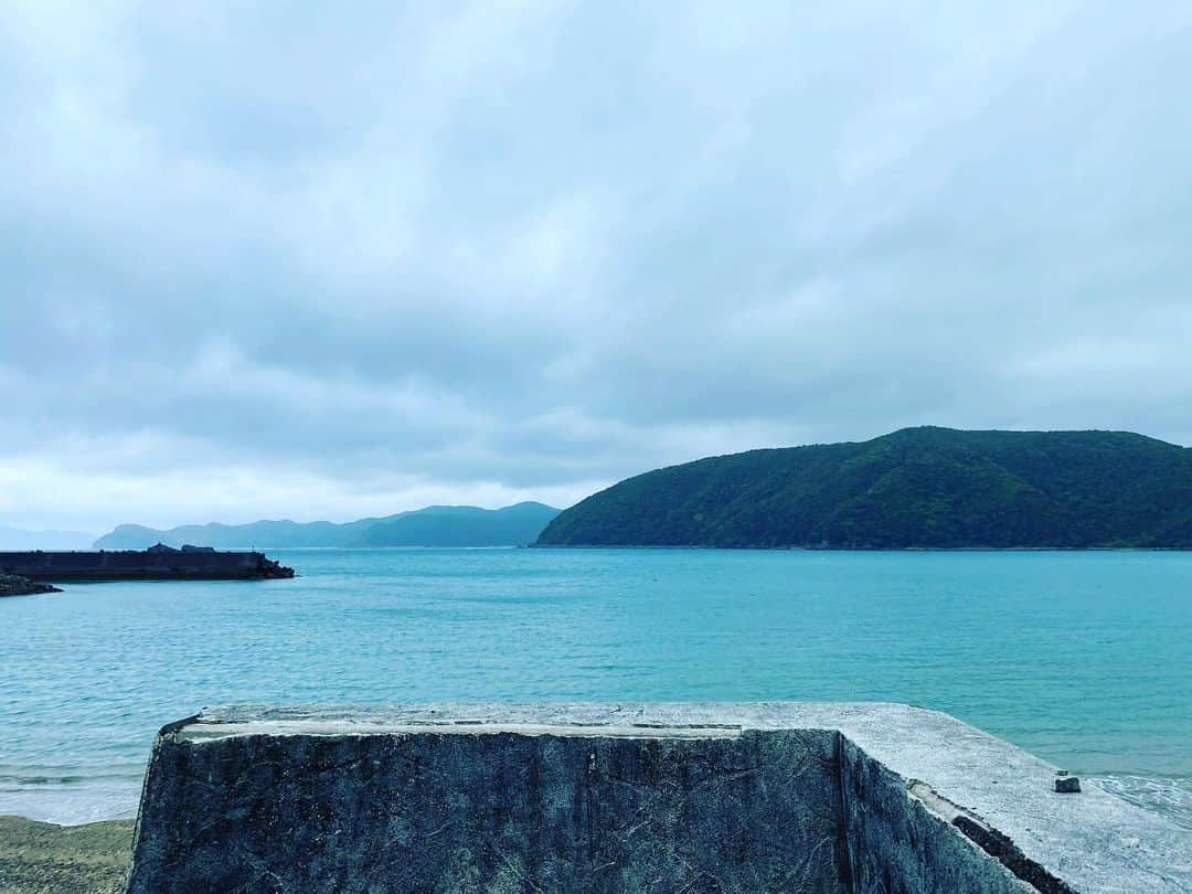 三谷晶子のインスタグラム：「なつかしの島暮らしの堤防から。  #加計呂麻島」