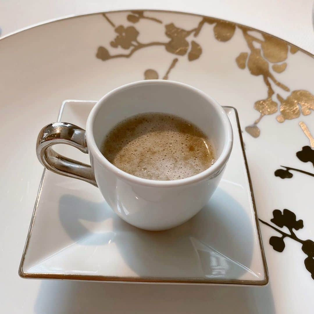 三浦真理子さんのインスタグラム写真 - (三浦真理子Instagram)「. 先日、福岡赤坂にある『ジョルジュマルソー』にてランチしてきましたぁ🍽✨ . 以前から気になってたフレンチランチ〜😋🎶 . 博多の旬を使った食材がたくさんあり、見た目も素敵で美味しかったです😊🌸 . ゴボウスープは珍しかったね〜😆 前菜の1枚目は、お野菜が甘かったです🍅✨ デザートはアールグレイのアイス🍨とカヌレ✨ . お店の雰囲気も良かったです💖 . . #fukuoka #fukuokafood #ジョルジュマルソー #レストランジョルジュマルソー #福岡グルメ #福岡フレンチ #いいねしてね #instagood #pleasefollowme #swipe #🍽 #季節の野菜 #福岡ランチ #😊 #georgesmarceau」3月21日 13時17分 - marigram.22