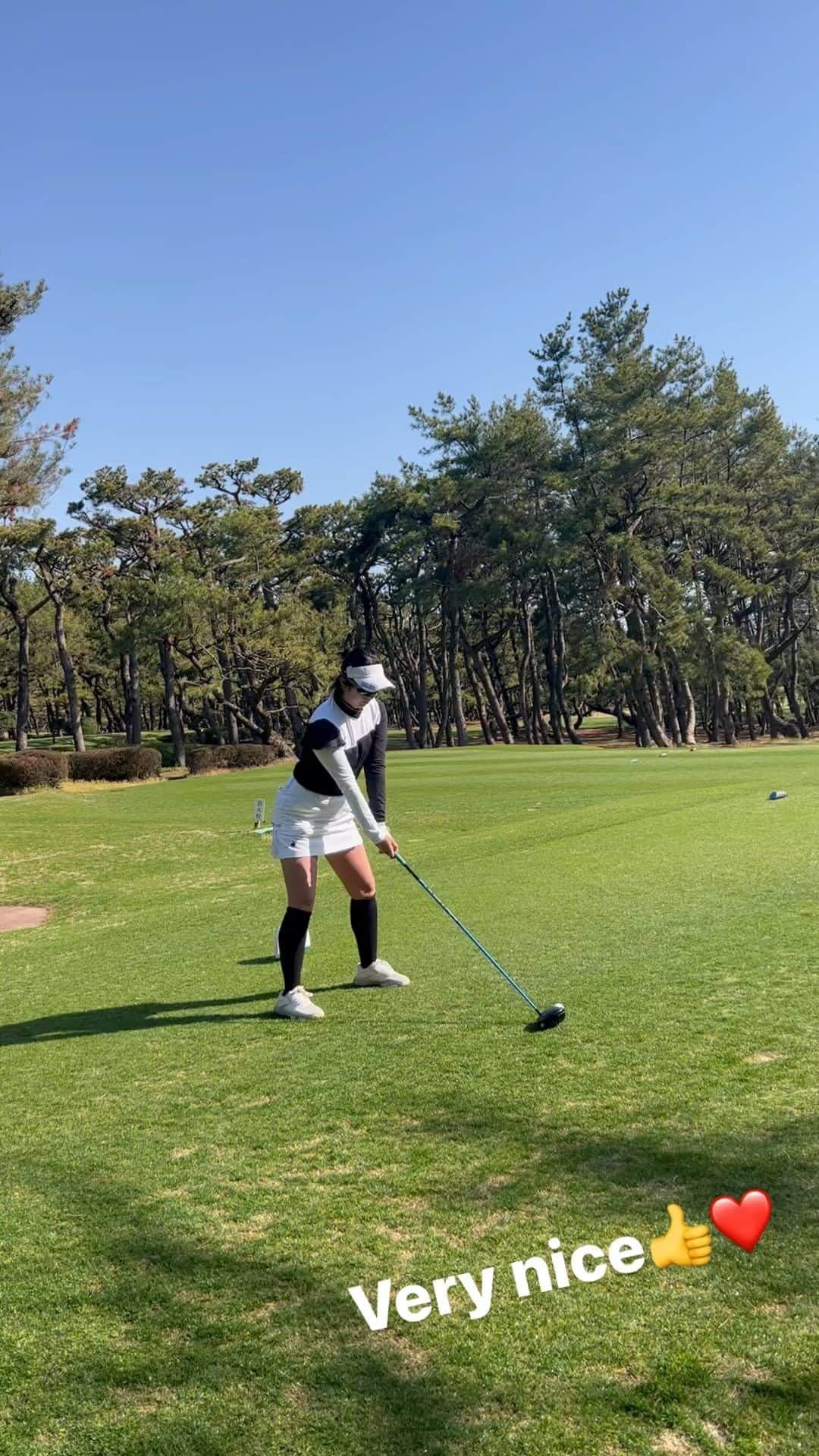 楠本彩乃 のインスタグラム：「. 朝一 Tee shot🏌️‍♀️🏌️‍♀️🏌️‍♀️ . #golf #golfswing #ゴルフスイング #あやゴル #골프  #골프스윙  #golfstagram  #golfer #ゴルフ #ゴルフ女子 #ゴルフスイング #ゴルフスイング動画 #スイング動画 #ゴルファー #女子ゴルファー #ゴルフ練習 #あやゴル #ゴルフ場 #골프  #デサントゴルフ #ルコックゴルフ  #ゴルフウェア #ゴルフコーデ  #ドライバー #ドライバーショット」