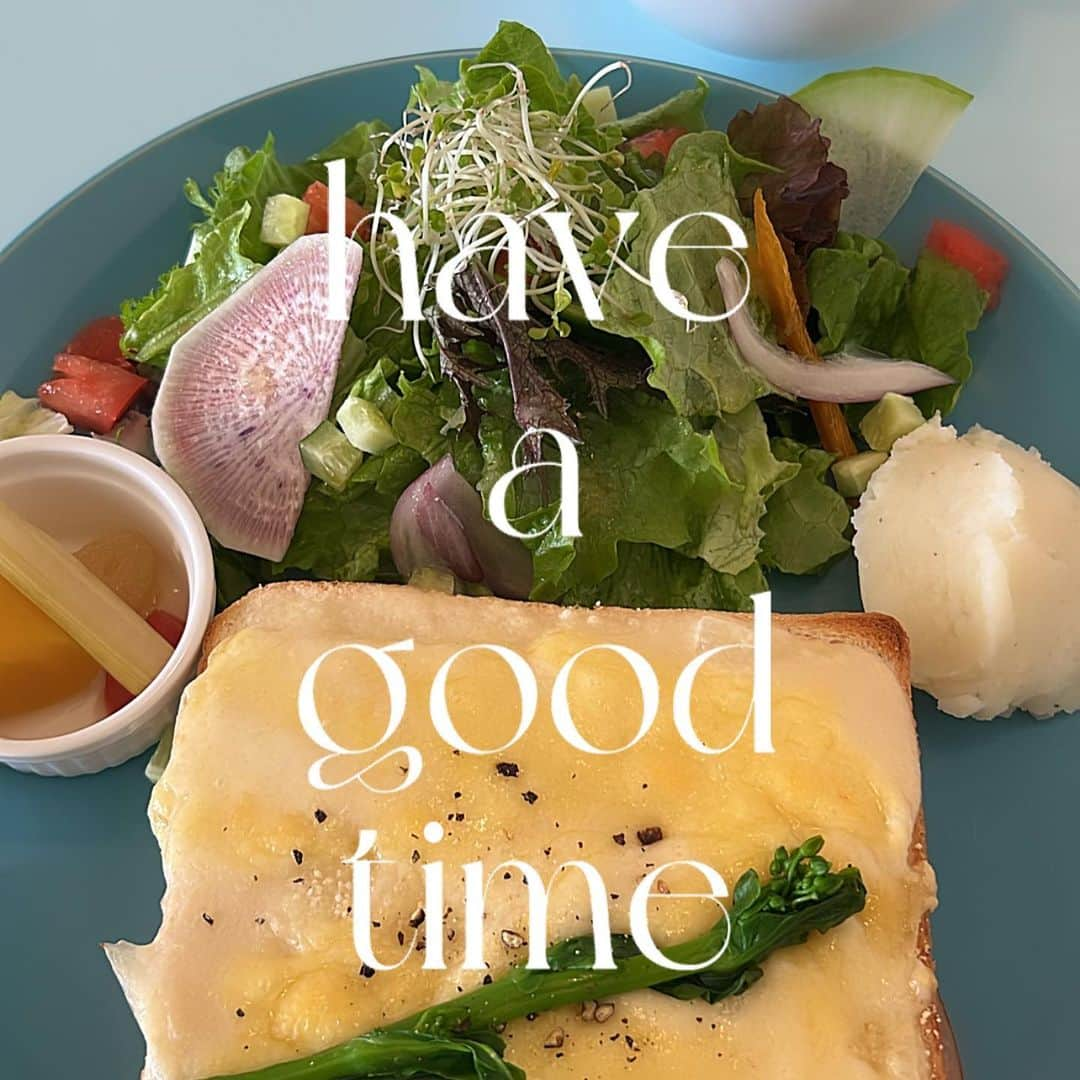 AYAKAのインスタグラム：「𝙻𝚞𝚗𝚌𝚑 🍞🥗🧀💞久々に友達と会えて幸💖」