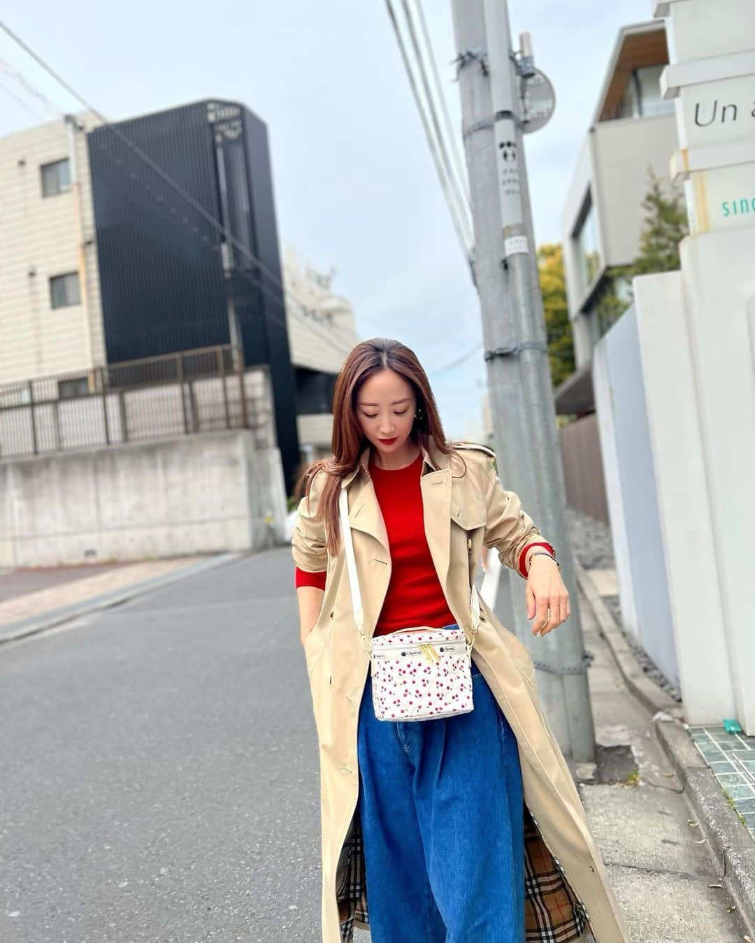 神崎恵のインスタグラム：「・ 暑いような、寒いような一日でした。 仕事の合間に、爪のお手入れに中目黒にいくと、 人！人！人！ そうでした、そうでした、この時期の目黒川はそうだった！ 桜🌸は三分咲きくらいでした。 今日はチェリーのバニティを持ちました。 大人も楽しめるチェリーです🍒 みなさん、どんな休日でしたか？」