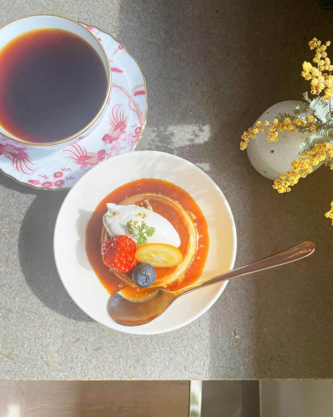 近藤夏子さんのインスタグラム写真 - (近藤夏子Instagram)「☕️💓🍮 私の地元にとーってもオシャレでとーーってもおいしいコーヒー屋さんがopenしました @yagicoffee_roaster 🏠✨ 先日はじめて行ってきたけど、最高空間すぎたよ❤️ そして、コーヒーはもちろんのこと、プリンも絶品すぎました🤤💕 この日私はなんと、朝と夕方の2回行きましたw行き過ぎwどんだけぇw  時間帯によって、その時間にぴったりなコーヒー淹れてくれるんだぜ☕️✨ 夕方行った時はプリンが売り切れていて😭超人気みたい😭 代わりにショコラテリーヌいただきました❤️これもおいしかった💖 本当においしかったから、コーヒー豆も買って帰ったよぉ🤤💕  今日は大田市、中日つぁん(地元のお祭w)で盛り上がってるかな？？😍 このコーヒー屋さんも大忙しなんじゃないかな？😍 私も今すぐ大田行きたいいいいいい  I❤️大田 #大田市 #島根県 #島根カフェ #coffee #コーヒー #コーヒーのある暮らし #大田市カフェ #観光大使 #こんなスイーツ #プリン #中日つぁん」3月21日 13時46分 - kondonatsuko