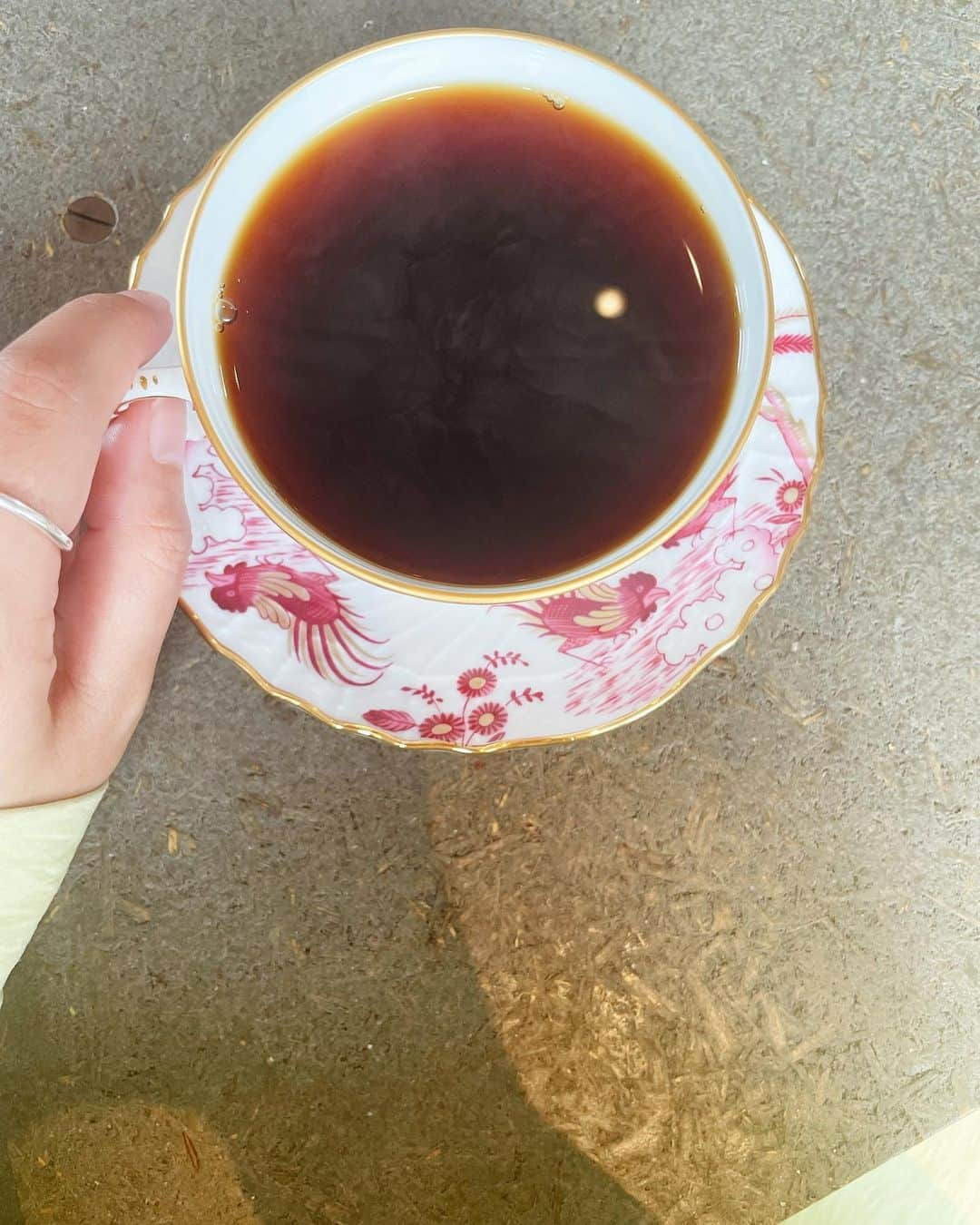 近藤夏子さんのインスタグラム写真 - (近藤夏子Instagram)「☕️💓🍮 私の地元にとーってもオシャレでとーーってもおいしいコーヒー屋さんがopenしました @yagicoffee_roaster 🏠✨ 先日はじめて行ってきたけど、最高空間すぎたよ❤️ そして、コーヒーはもちろんのこと、プリンも絶品すぎました🤤💕 この日私はなんと、朝と夕方の2回行きましたw行き過ぎwどんだけぇw  時間帯によって、その時間にぴったりなコーヒー淹れてくれるんだぜ☕️✨ 夕方行った時はプリンが売り切れていて😭超人気みたい😭 代わりにショコラテリーヌいただきました❤️これもおいしかった💖 本当においしかったから、コーヒー豆も買って帰ったよぉ🤤💕  今日は大田市、中日つぁん(地元のお祭w)で盛り上がってるかな？？😍 このコーヒー屋さんも大忙しなんじゃないかな？😍 私も今すぐ大田行きたいいいいいい  I❤️大田 #大田市 #島根県 #島根カフェ #coffee #コーヒー #コーヒーのある暮らし #大田市カフェ #観光大使 #こんなスイーツ #プリン #中日つぁん」3月21日 13時46分 - kondonatsuko