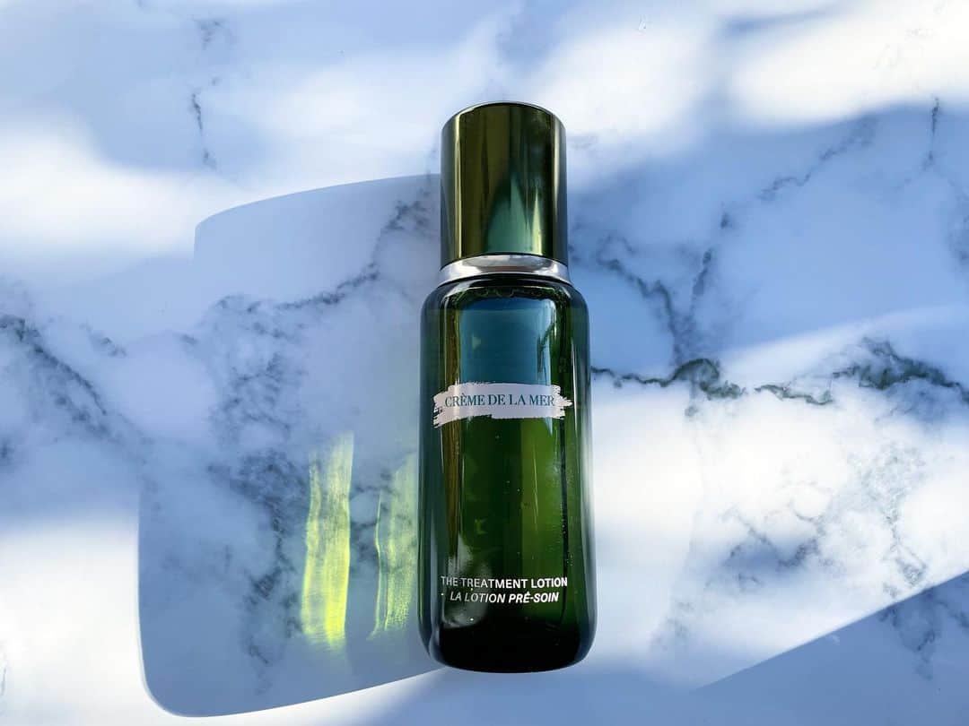 藤本恵理子のインスタグラム：「@lamer is famous for face cream though, I really love this lotion. It hydrates my skin and makes it feel renewed!  ラメール　トリートメントローション  クリームで有名なドゥラメールですが、私はこちらのローションが好き。 美容液のような化粧水でしっかりと潤う。 肌にハリが出ます。 香りもクリームと同じさわやかなあの香りです。  #えりこのベスコス #lamer #delamere #lotion #skincare #makeup #instabeauty #serum #lotion #sensitiveskin  #cremedelacreme #makeuplover #skincare #thetreatmentlotion #cosmetics #beauty #ドゥラメール#コスメ購入品 #化粧水　#ローション　#ラメール #美容 #コスメ #コスメ紹介 #コスメ好きさんと繋がりたい　#ベストコスメ　#敏感肌　#ビューティー　#化粧品 #ベスコス #美容液」