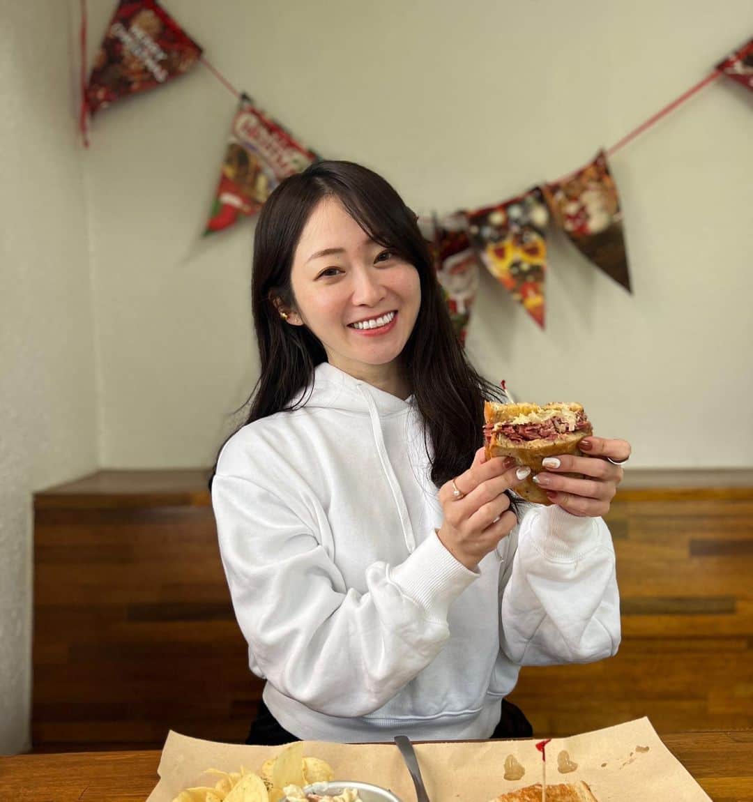 本谷亜紀さんのインスタグラム写真 - (本谷亜紀Instagram)「突如始まる沖縄旅行の記録🍺アメリカンなサンドイッチが食べたくて、ファイブスターデリへ🥪ボリュームすごかった！美味しくてびっくり！！ビールに合う、、🍻 ㅤㅤㅤㅤㅤㅤㅤㅤㅤㅤㅤㅤㅤ 沖縄はもう何回だろ、、20回は言ってる気がするけどまだまだ美味しくて素敵なお店がいっぱいだね💯 #ファイブスターデリ　#沖縄旅行」3月21日 13時40分 - akichi0518_ramen