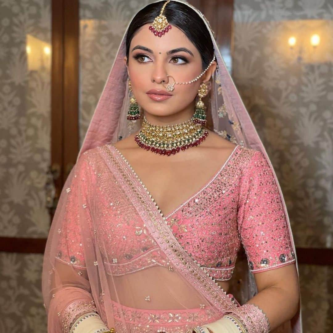 のインスタグラム：「Going for beautiful shade of pink this bride wore a white chooda with her Lehenga and what can we say.. this is a hit 💥✨  #indianstreetfashion @indianstreetfashion #indianwedding #weddings #wedding #weddingsofinstagram #instawedding  #bridesofindia #bridesofinstagram #indianbridaloutfit #bridaloutfit #weddinglook  #bridestyle #jewellery #weddinginspo #weddingplanner #weddingblogger #couture #weddingjewellery #stylefile #bridalbeauty #weddingseason #indiandesigner #indianfashion Mua : @facesbychaitalisengupta」