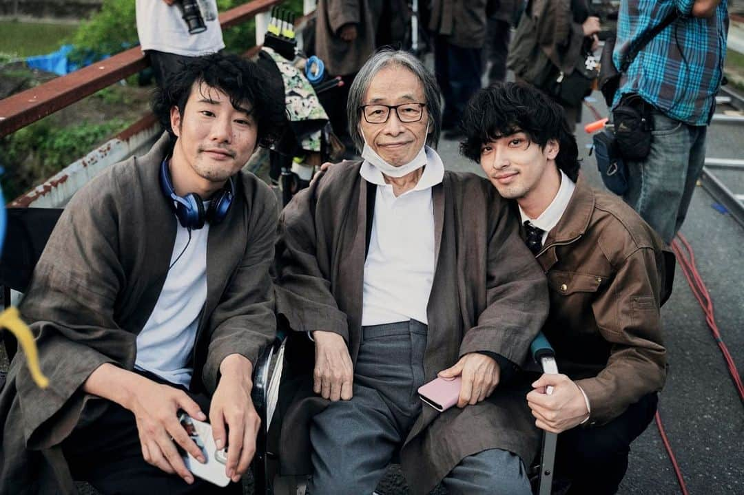 藤井道人のインスタグラム：「映画『ヴィレッジ』公開まであと1ヶ月になりました。 公開まで、毎日宣伝していきます。 『700日のヴィレッジ』という、 『500日のサマー』に怒られそうな企画もスタートしました。 そちらもぜひお楽しみに。  写真は、クランクアップの日に河村プロデューサーと流星と。 寂しく無いことはないけれど、 止まっていたら怒られそうなので、今日も頑張ります。 『ヴィレッジ』公開まで何卒応援宜しくお願い致します。  #ヴィレッジ #横浜流星 #河村光庸 #4月21日公開」