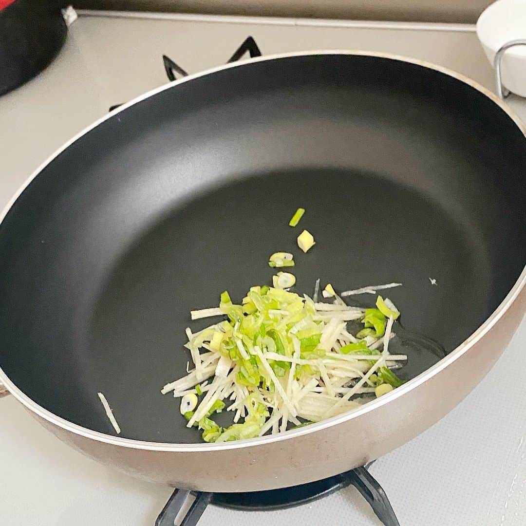 中野明海さんのインスタグラム写真 - (中野明海Instagram)「絶対に3分で出来る チキンラーメンで作る 香港ヌードル風と卵スープ  このメニューは 面白くて、楽しくて 作ってあげるとみんな驚いてくれるので 大昔から、よく作ってるのを 「美しい人は食べる！」に載せました。  材料は  チキンラーメン 卵、 （軽く溶いておきます）  生姜千切り（これは好きな人は物凄く沢山入れても👍🏻）  ネギ（小口切り） これは、最初に炒める分 スープに入れる分、 最後にに載せる分 ご自由な量を。  パクチー （お好きな方は沢山。嫌いな人はもちろん入れないで✨）  これらを作り始めたら 絶対に 3分以内で作り終える事！w  小鍋にお湯400cc 沸かします。  隣のフライパンで 生姜とネギを 少しの油（ごま油とかなんでも） で軽く炒め すかさず お湯にチキンラーメンを入れて 40秒くらいしたら ほぐれる前にお箸ですくい上げてさばっと 隣の弱火のフライパンへ そのまま20秒程するとその一緒に入ったスープの水分でほぐれるので  炒めた生姜の千切りとネギと麺を絡めます。  そして大急ぎで、弱火の小鍋のスープの中に溶き卵を入れて残りのネギを投入  大急ぎで、 麺を上手くお皿に盛り パクチー添えて スープはお椀に移し  出来上がり！  材料を切って準備したら 後は 完全に3分以内で できるメニュー。 調味料は一切要りません。  #チキンラーメン　偉い！👏🏻✨🎉  #美しい人は食べる！ #一袋で作って2〜3人くらい食べると楽しいご馳走 #チキンラーメンアレンジ #最後に黒胡椒かけても味がしまります #1人で撮りながら料理はわちゃわちゃw #香港麺　みたい！ と言ってくれたのは @haruhamiru ちゃん  ありがとう〜✨✨✨✨」3月21日 13時55分 - akeminakano__official