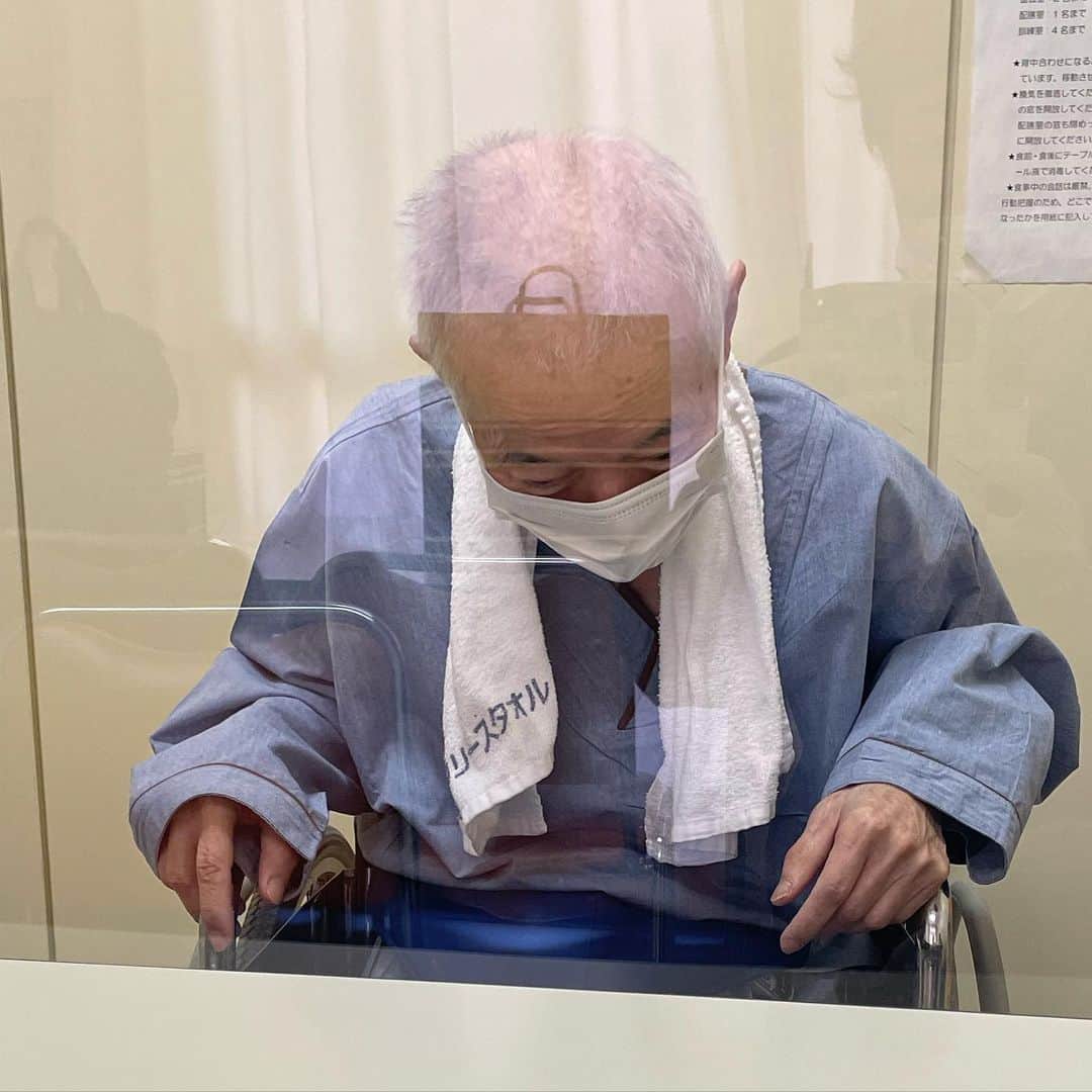 こいでのインスタグラム：「#おとんと面会できました #眠そうでした」