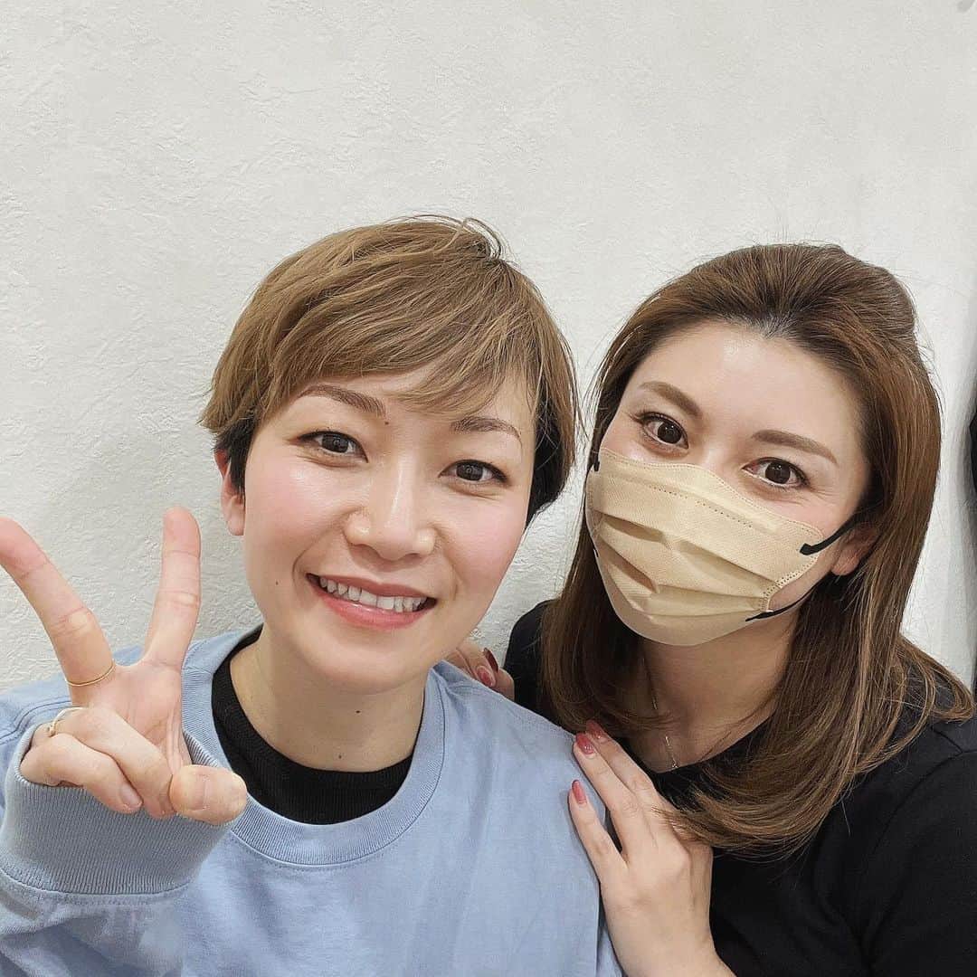 のインスタグラム：「ずっとやりたかった眉のアートメイクついに行ってきた。  4Dストロークとパウダーブロをコラボした立体感のある仕上がりが特徴とあって、実際に本当に自然な仕上がりにしてもらいました。  忙しい朝も、近所の川や海で泳いだあとも、眉がちゃんとあることがただただ嬉しい😭元々薄眉なので、眉毛があるだけですっぴんでも元気な印象になる。医療アートメイクは個人差があるけれど大体1〜3年ぐらいで薄くなるそうで、その都度デザインや色を修正できるそう。そこが私的には一番のポイントでした。  細田さん @hosodakiyoko_artmake はとても細やかにリクエストを聞いてくれたり、逆にいろいろ提案もしてくれて、初心者のわたしは本当に助かりました。トークが楽しくて施術はあっという間に感じたけど、猫の爪に引っ掻かれた痛さ…という例えが結構当たってました🐈笑  これからすっぴんもメイクもめちゃくちゃ楽しくなりそう☺️  #アートメイク」