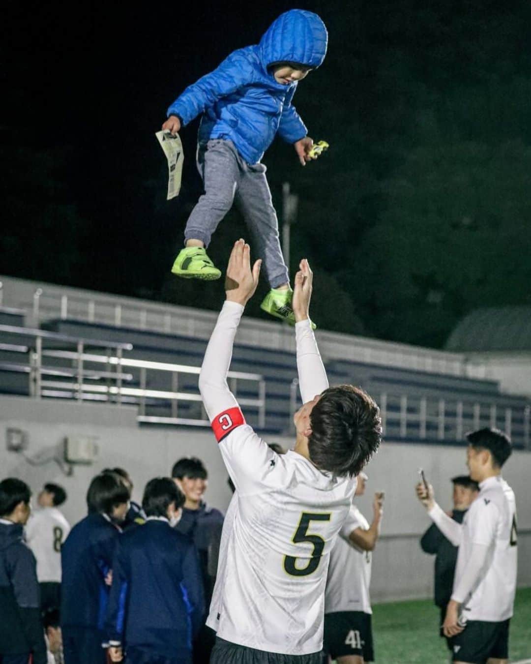 福田健人のインスタグラム：「いつまでも息子達の前ではカッコよくいたいな😌📸  素晴らしい写真いつもありがとうございます❗️ @y___field  @y__stadium   #おやじとむすこ」