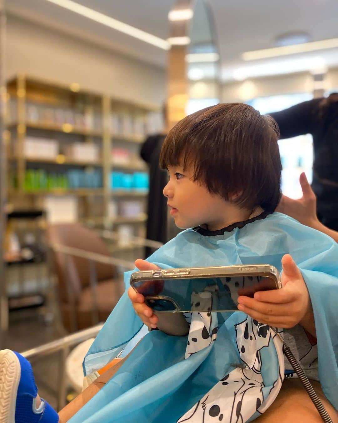 稀鳥まりやさんのインスタグラム写真 - (稀鳥まりやInstagram)「First haircut🫠❤️ 先日息子が初めてヘアカットしました！イメージは小公子風♡ 小さい男の子のふんわりマッシュルーム🍄カットが昔から大好きでして😙 親バカですが、終始夫と可愛い可愛い連呼しながら動画と写真を撮りまくり😂 とても素敵にカットしていただき感動！✨ お昼寝時間前だったので、ご機嫌大丈夫かしらと心配していましたがYouTube様のお陰で大人しく座っててくれました。 カットした髪の毛は持ち帰らせてもらったので、大切に取っておこうと思ってます☺️」3月21日 14時04分 - mariya_kitori