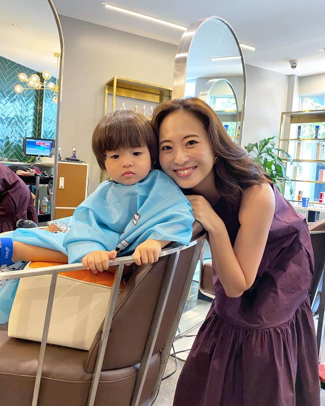 稀鳥まりやのインスタグラム：「First haircut🫠❤️ 先日息子が初めてヘアカットしました！イメージは小公子風♡ 小さい男の子のふんわりマッシュルーム🍄カットが昔から大好きでして😙 親バカですが、終始夫と可愛い可愛い連呼しながら動画と写真を撮りまくり😂 とても素敵にカットしていただき感動！✨ お昼寝時間前だったので、ご機嫌大丈夫かしらと心配していましたがYouTube様のお陰で大人しく座っててくれました。 カットした髪の毛は持ち帰らせてもらったので、大切に取っておこうと思ってます☺️」