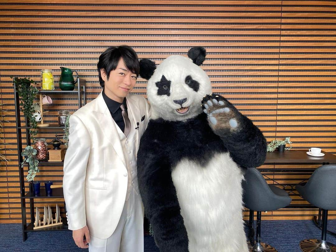 星星（セイセイ）さんのインスタグラム写真 - (星星（セイセイ）Instagram)「🕵️🔍🐼🔎 #映画ネメシス #コラボWEEK❣️ .  きょうの #ベラベラENGLISHは ...💯 ／ 🌟epic 🌟最高🤩 ＼  #櫻井翔 さんお久しぶり〜🐼🫶 白と黒..お揃い☺️ #パンダコーデ #えへへ  明日は誰に会えるかなあ？😏🔍 . #星星 #パンダ #panda #pandagram #パンダ好きな人と繋がりたい #ZIP!」3月21日 14時05分 - seisei_panda