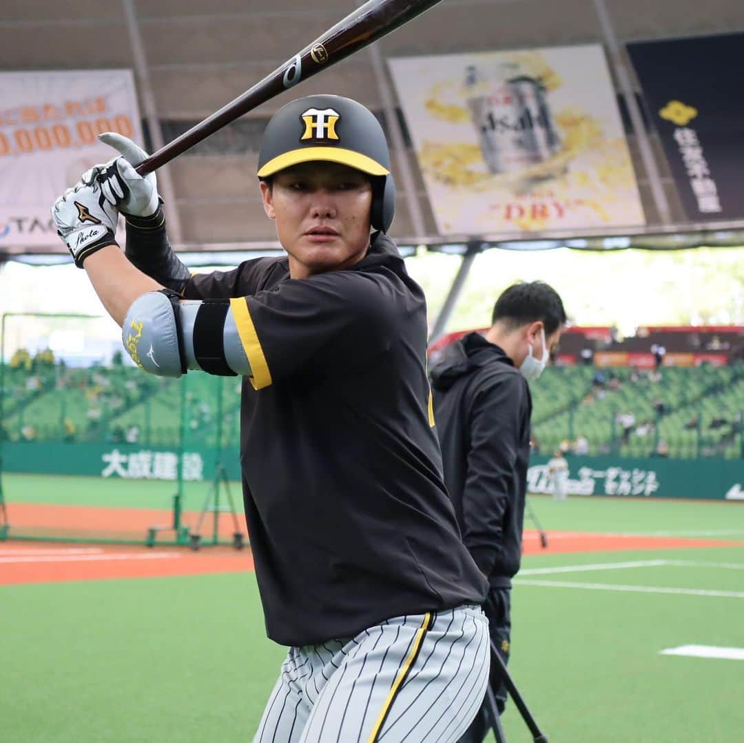 のインスタグラム：「3月21日 西武戦、本日の試合前練習の様子です！ #西純矢 選手 #近本光司 選手 #シェルドンノイジー 選手 #佐藤輝明 選手 #長坂拳弥 選手 #原口文仁 選手 #坂本誠志郎 選手 #糸原健斗 選手 #西純矢 選手 #石井大智 選手 #浜地真澄 選手 #阪神タイガース  #ARE」