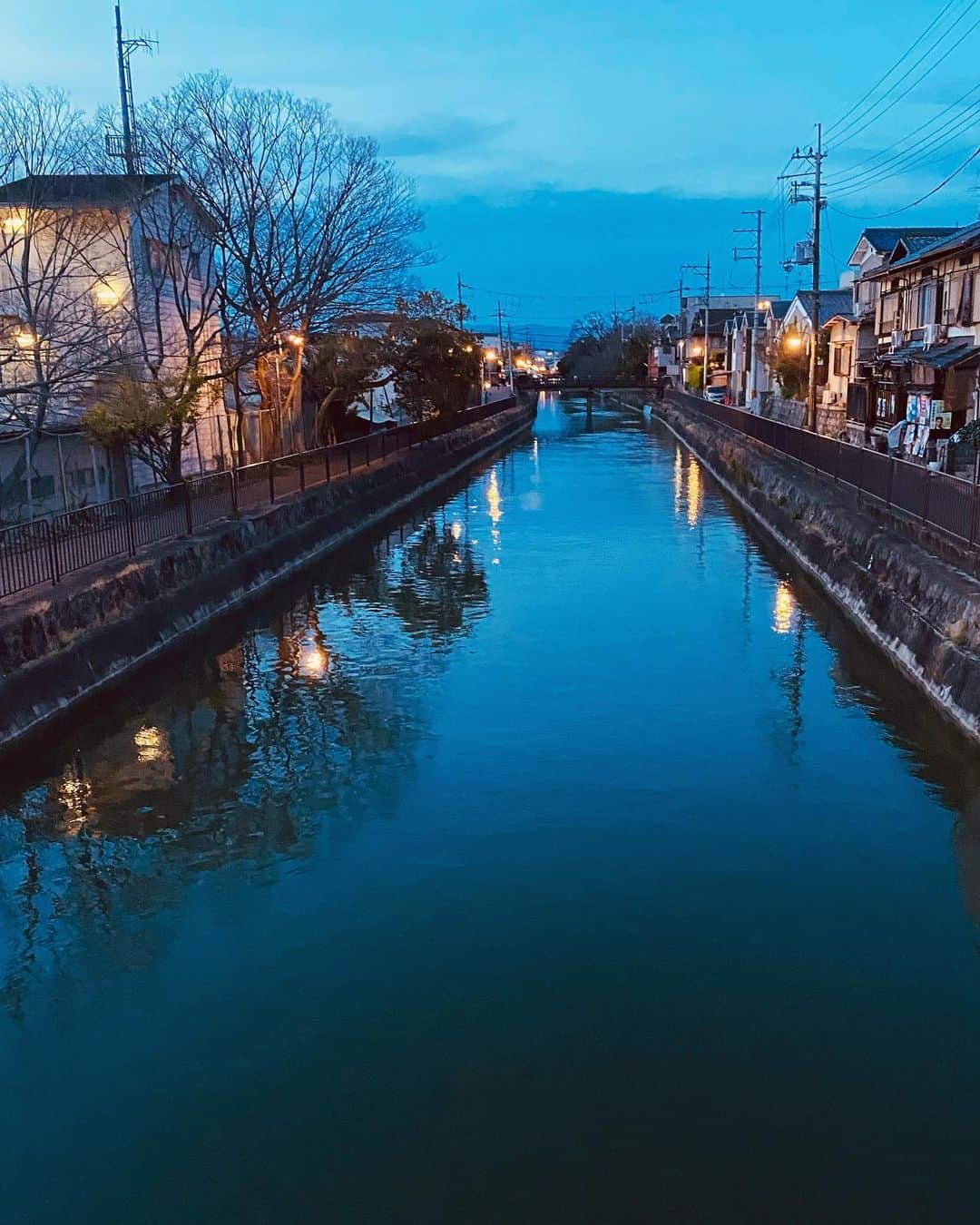 のインスタグラム：「京都は雨が降ってきました。丹波橋へ買いもんついでに寺田屋や月桂冠の酒蔵ら辺も通ってきました。やっぱりこの辺は風情があります。ちゃんと行った事無いんで今度ゆっくり来たいです。画像は昨夜の深草、疏水べり。夜の疏水もよろしおますな。桜咲いたら綺麗やろなぁ。#京都 #kyoto #深草 #疏水 #疏水べり散策 #japan」