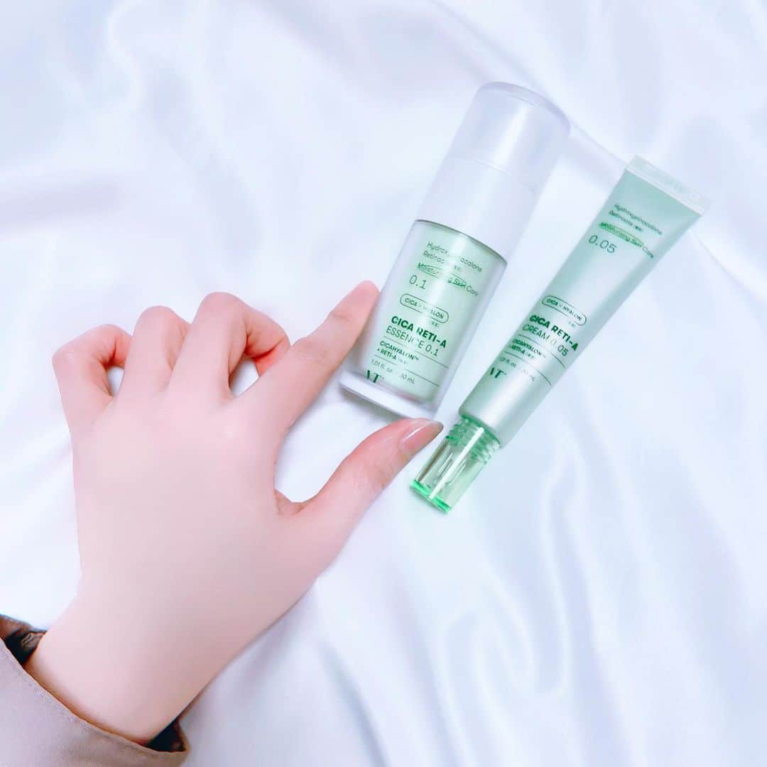 のインスタグラム：「VTから花粉の時期でも使える✨ レチノール初心者にオススメの シカレチAが新発売です👏  ✅CICAレチAエッセンス0.1 ✅CICAレチAクリーム0.05  私も早速使わせてもらってます☺️  花粉症で赤くなりやすいお肌にも、 鎮静作用のあるCICA配合だから、レチノールなのに低刺激♪  レチノールは毛穴を引き締める作用があるのよ^ ^  使って1週間だけど、本当に刺激が少ないし、しかも早速も毛穴が目立ちにくくなってる気がする♡嬉  私のルーティーンは現在こちら💁‍♀️ 化粧水→美容液→シカレチAエッセンス→シカレチAクリーム  見た目も可愛くてお気に入り♪  3月4日にてロフト先行販売中❗️  4月7日からはPLAZA、東急、アットコスメ、マツキヨなどのバラエティーショップも展開予定です💫  @vtcosmetics_japan @vtcosmetics_official   #レチノール #レチシカ #VT #qoo10 #キューテン #マストバイ #毛穴ケア #韓国コスメ #美肌ケア #美容好きな人と繋がりたい  #コスメ好きな人と繋がりたい」