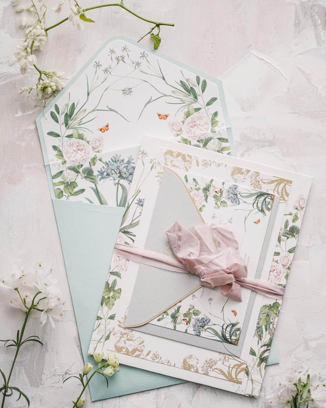 Veronica Halimさんのインスタグラム写真 - (Veronica HalimInstagram)「While looking back at our previous work, I came across this piece that we never had a chance to share. I'm still absolutely in love with the colors here, they give off the perfect springtime vibes!  — #hongkongwedding #truffypi #weddinginvitation #bespokestationery  #weddinginspiration #カリグラフィー　#ウェディング　#ウェディングアイテム #weddinginspiration #weddingdesigner #papers #goldfoil #weddingtrend #veronicahalim #weddingpapers #ldvh」3月21日 14時16分 - truffypi