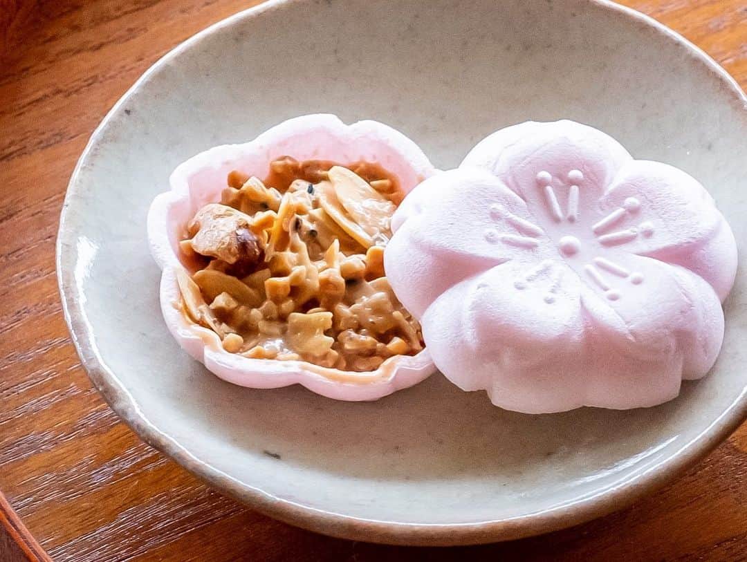 haru.さんのインスタグラム写真 - (haru.Instagram)「. 今日のおやつは、旬果瞬菓共楽堂 @shu_kyorakudo 様に送っていただいた #咲く咲くさくらえん  . #咲く咲くさくらえん は、「さくら」をモチーフとした、春にぴったりのお菓子🌸 さくら形の最中皮にアーモンドとくるみを混ぜ込んだサクサクの餡が入った、可愛らしいフロランタンです。 . 広島県・蒲刈島で作られた「海人の藻塩（あまびとのもしお）」のまろやかな旨味が、フロランタンの風味を引き立て、かなりおいしいですよ✨ . 休日のおやつや仕事の休憩時に最適♡ 春のイベントや贈り物、手土産にもおすすめです。  興味のある方は、ぜひ旬果瞬菓共楽堂公式アカウント @shu_kyorakudo をチェックしてみてくださいね！ . . . #季節のお菓子 #共楽堂アンバサダー #和菓子 #おうちカフェ」3月21日 14時19分 - colorful.haru_tk19