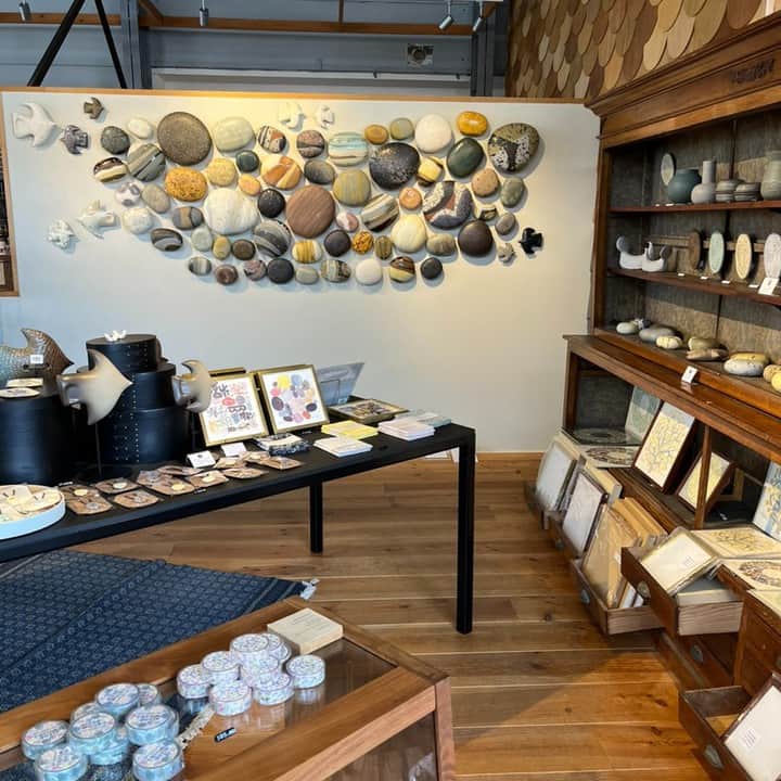 BIRDS' WORDSさんのインスタグラム写真 - (BIRDS' WORDSInstagram)「. 本日より金沢のzuiunさん@zuiun_official にてBIRDS' WORDS展が開催されます。  伊藤利江の1点ものの陶器オブジェや豊かな色彩と質感で様々な表情を見せてくれる「WALL STONE」をご覧いただけます。  作品から溢れる生命力をぜひ感じてみてください。  [BIRDS' WORDS展] 会場：zuiun 金沢店 期間：3/21-4/16  #birdswords#バーズワーズ#birdswordsosakastore #伊藤利江 #wallbird #wallstone #zuiun #金沢 #暮らしを楽しむ #バーズワーズのある暮らし #popupshop」3月21日 14時23分 - birds_words