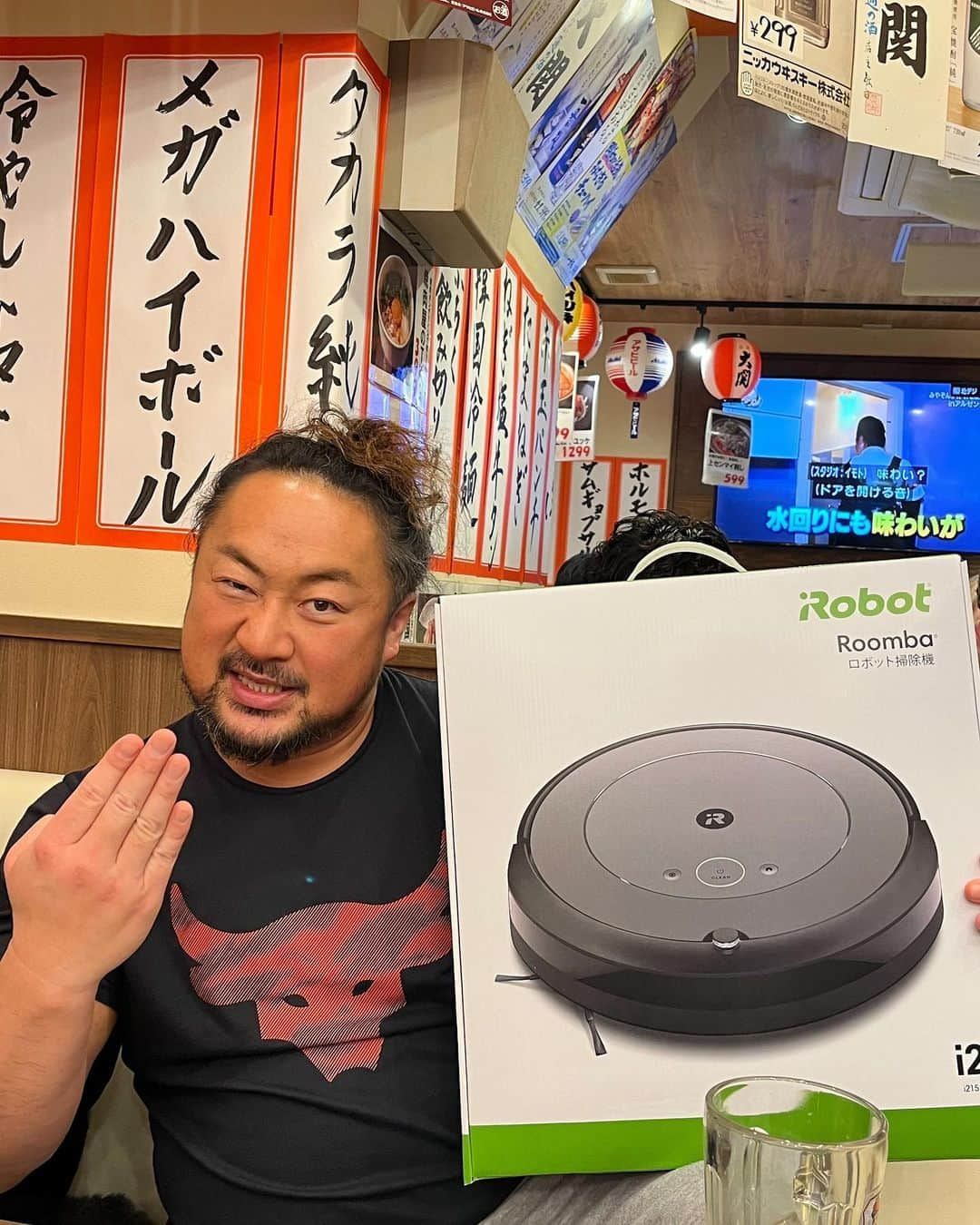 吉田隆司のインスタグラム：「ルーンバッ♫ #dragongate #prowrestling #roomba #robot #ドラゴンゲート #プロレス #お掃除ロボット #ルンバ #掃除 #お掃除グッズ」