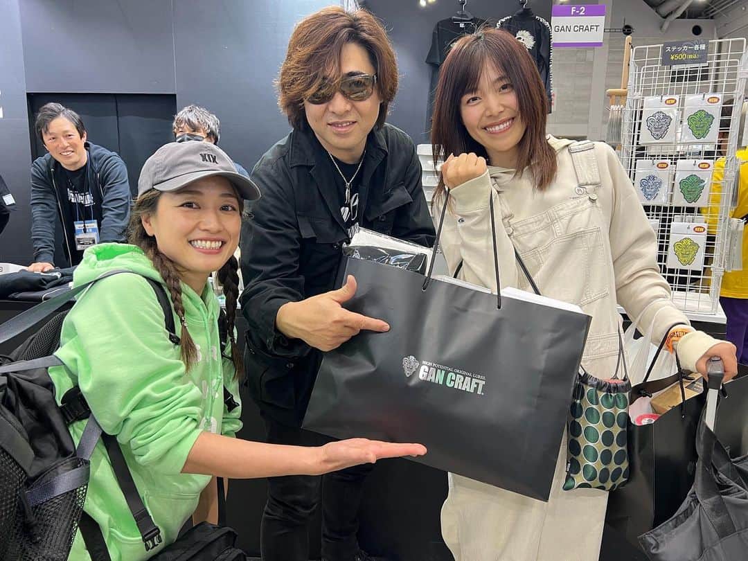 彼方茜香のインスタグラム：「イベント♥ 西日本釣り博〜ロフトプラスワンウエスト!! みらいちゃんのバースデーサプライズ企画!! 皆さんに協力してもらいすぎましたが大成功でした·͜·  イベント事は楽しい！！ でももっとあーすればよかったなーっていつも反省も🤔 東京にもロフトプラスワンがあるとゆう情報を入手しましたので、関東でもやりたいなぁと思うのですがどうですか？？？  #GANCRAFT  #岩ちゃん本当にいつもありがとうございます  #きくりんも本当にいつもありがとうございます  #みらいちゃんも本当にいつもありがとう  #ファンの皆様も本当にいつもおおきに」