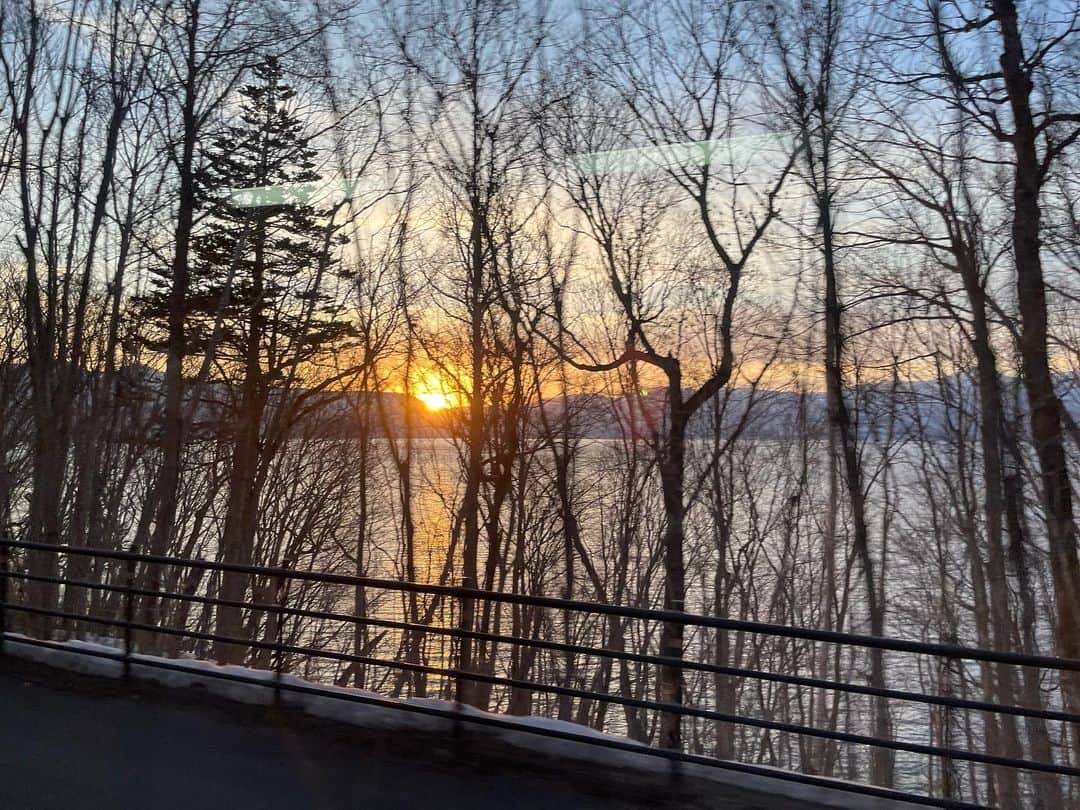 藤沢久美のインスタグラム：「週末は北海道で、G1サミットに参加して来ました。帰り道の弟子屈湖の夕陽が、フル回転していた脳のCPUに癒しを与えてくれました。  #北海道 #弟子屈湖」