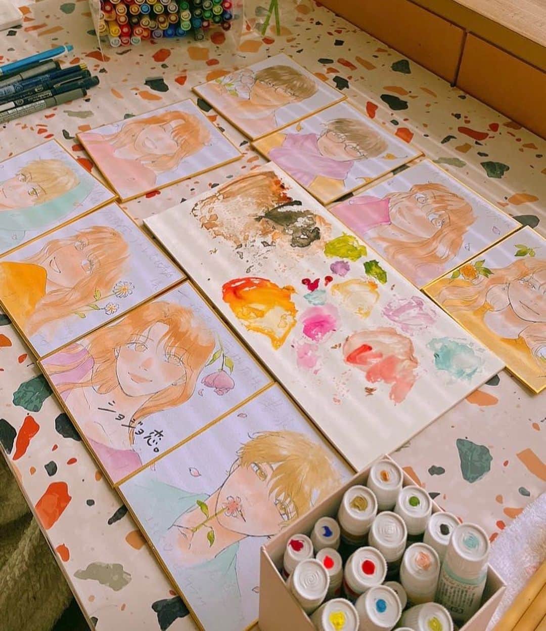 山科ティナさんのインスタグラム写真 - (山科ティナInstagram)「4巻、色紙。 今までコピックで描いてたけど、初めて絵の具で色紙を描いてみた☺️ 色味がふわっとしてていいかもしれない。  本屋さんに飾られてる間にぜひ見てみてください🌸  #ショジョ恋 #新刊コミック」3月21日 14時38分 - tina_yamashina
