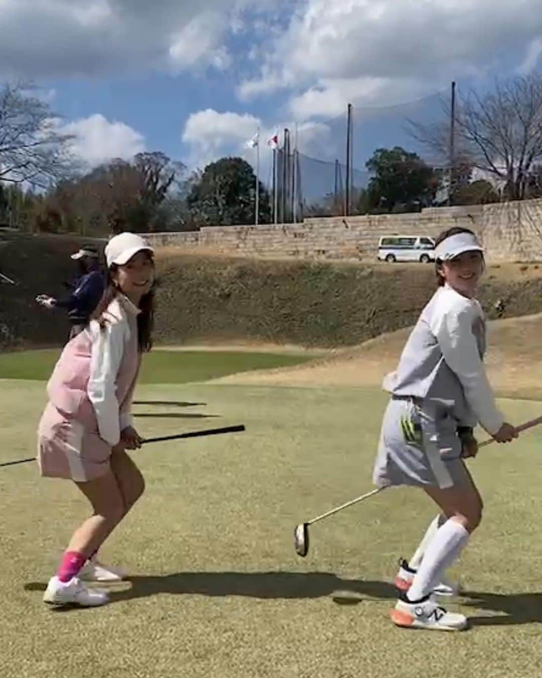 相川友希さんのインスタグラム写真 - (相川友希Instagram)「まだまだ飛べる♡⛳️ @konanyade  15年くらいの付き合いで、安心ホッとする親戚のようななんだろな♡ーーーな存在🥰 #いつもありがとう　#コンペで遭遇　#チーム戦　#おそろコーデ  #色違いコーデ  昔から応援してくれる味方さま♡からのリクエスト投稿！！ #投稿に残す　#ゆっきーあんどちゃんこな　#リクエストありがとう　#ゴルフ　#golf #楽しい趣味　#アイスの美味しい季節　#おばあちゃんになっても  #飛べます　#ゴルフウェア　#暑くもなく寒くもなく　#魔女のほうき  #春ゴルフ　#スポーツ好き  @susic_golf  @startergolf  @newera_golf」3月21日 14時32分 - yuki923a