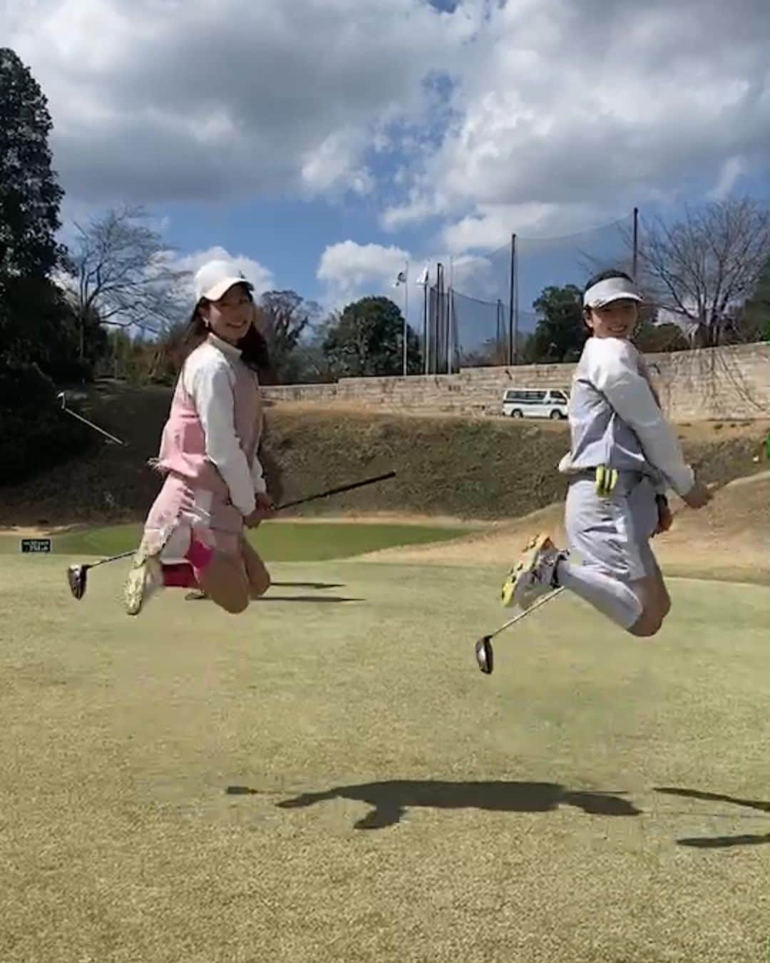 相川友希さんのインスタグラム写真 - (相川友希Instagram)「まだまだ飛べる♡⛳️ @konanyade  15年くらいの付き合いで、安心ホッとする親戚のようななんだろな♡ーーーな存在🥰 #いつもありがとう　#コンペで遭遇　#チーム戦　#おそろコーデ  #色違いコーデ  昔から応援してくれる味方さま♡からのリクエスト投稿！！ #投稿に残す　#ゆっきーあんどちゃんこな　#リクエストありがとう　#ゴルフ　#golf #楽しい趣味　#アイスの美味しい季節　#おばあちゃんになっても  #飛べます　#ゴルフウェア　#暑くもなく寒くもなく　#魔女のほうき  #春ゴルフ　#スポーツ好き  @susic_golf  @startergolf  @newera_golf」3月21日 14時32分 - yuki923a