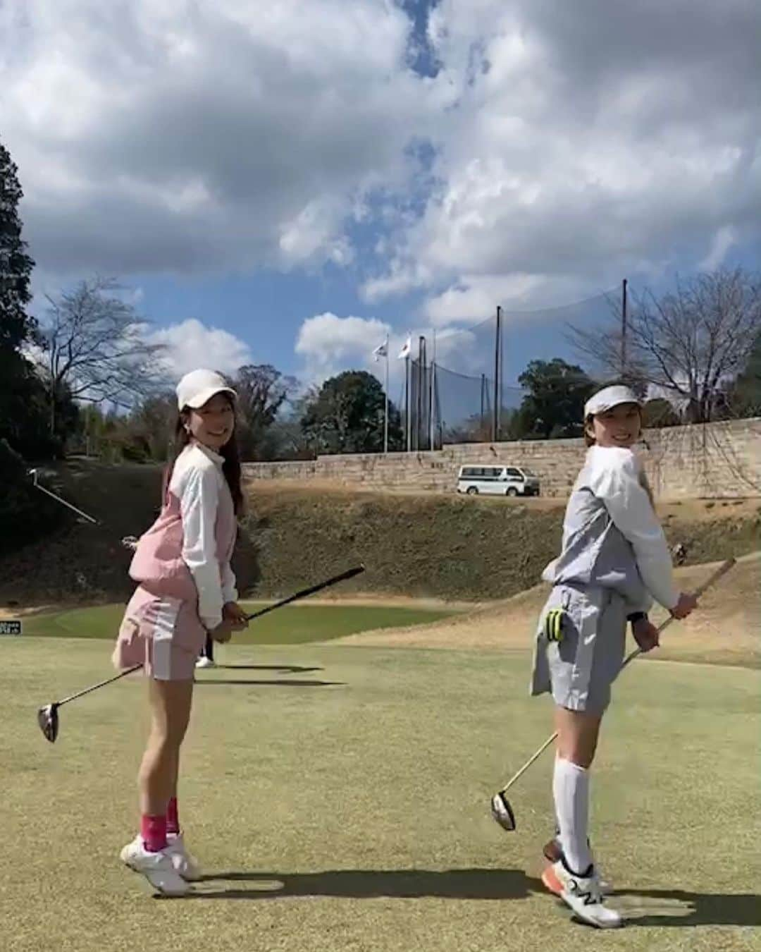 相川友希さんのインスタグラム写真 - (相川友希Instagram)「まだまだ飛べる♡⛳️ @konanyade  15年くらいの付き合いで、安心ホッとする親戚のようななんだろな♡ーーーな存在🥰 #いつもありがとう　#コンペで遭遇　#チーム戦　#おそろコーデ  #色違いコーデ  昔から応援してくれる味方さま♡からのリクエスト投稿！！ #投稿に残す　#ゆっきーあんどちゃんこな　#リクエストありがとう　#ゴルフ　#golf #楽しい趣味　#アイスの美味しい季節　#おばあちゃんになっても  #飛べます　#ゴルフウェア　#暑くもなく寒くもなく　#魔女のほうき  #春ゴルフ　#スポーツ好き  @susic_golf  @startergolf  @newera_golf」3月21日 14時32分 - yuki923a