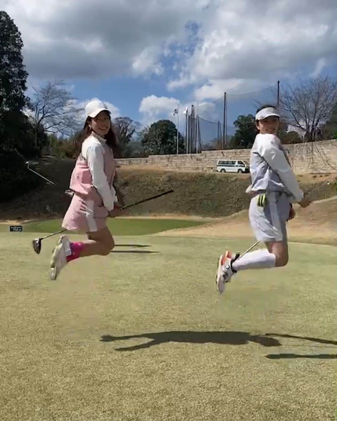 相川友希さんのインスタグラム写真 - (相川友希Instagram)「まだまだ飛べる♡⛳️ @konanyade  15年くらいの付き合いで、安心ホッとする親戚のようななんだろな♡ーーーな存在🥰 #いつもありがとう　#コンペで遭遇　#チーム戦　#おそろコーデ  #色違いコーデ  昔から応援してくれる味方さま♡からのリクエスト投稿！！ #投稿に残す　#ゆっきーあんどちゃんこな　#リクエストありがとう　#ゴルフ　#golf #楽しい趣味　#アイスの美味しい季節　#おばあちゃんになっても  #飛べます　#ゴルフウェア　#暑くもなく寒くもなく　#魔女のほうき  #春ゴルフ　#スポーツ好き  @susic_golf  @startergolf  @newera_golf」3月21日 14時32分 - yuki923a