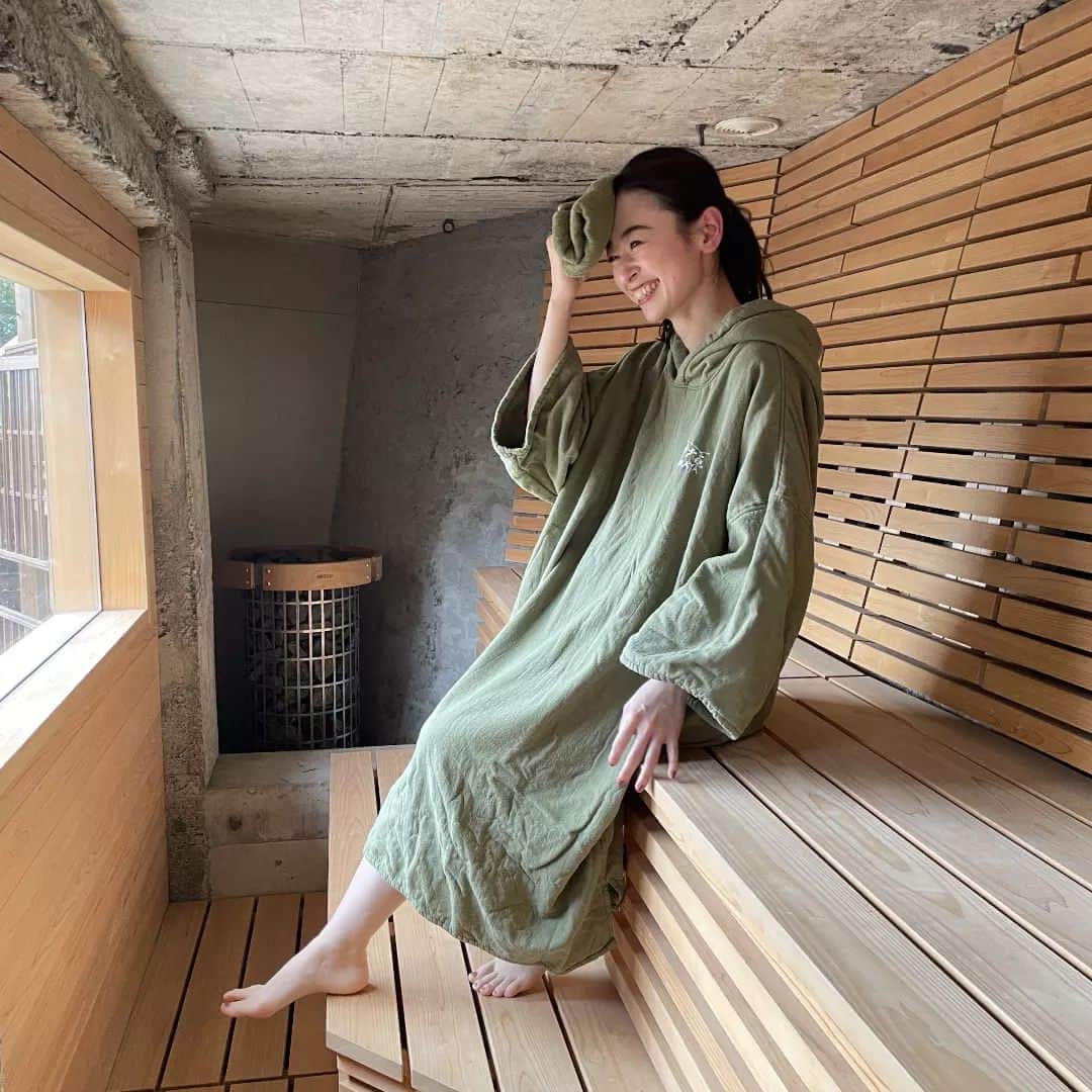 瞳ゆゆのインスタグラム：「先日、カナフルTVのロケに行ってきました！  ｢ビジネスモデル転換事業｣の補助金を活用して、新たな事業に取り組む企業を紹介しています。  補助金って、本当にありがたいんですよね。私も何度もお世話になってます🙇✨  写真は、、、頭が痛いわけではありません笑  テレビ神奈川(tvk) カナフルTV 毎週日曜日 18:00-18:30  #tvk #テレビ神奈川 #カナフルtv  #神奈川県 #ロケ #リポーター #アナウンサー #宝塚og #宝塚 #宝塚歌劇 #宝塚歌劇団」