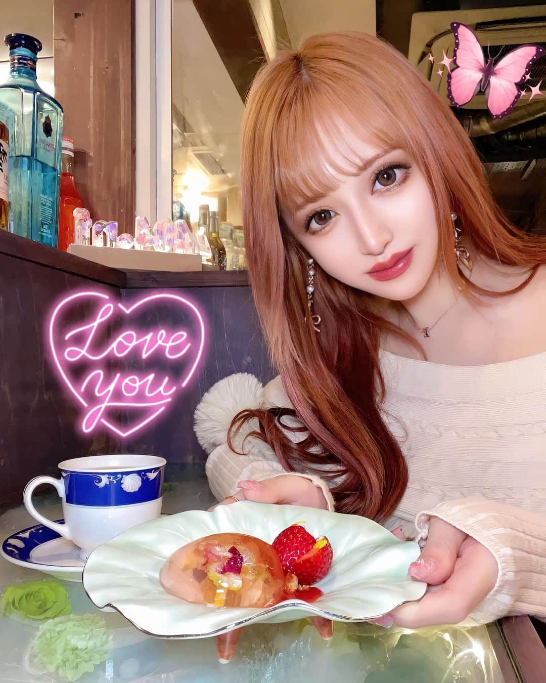 のインスタグラム：「全部がお肉料理の【 @yonmaruyonnf 】🍖 のコースを頂いて来ました🥰 牛、豚、ラム、鹿まで色んなお肉料理が食べれて、しかも全部めちゃめちゃ美味しかった🥹💕 そして店内もカウンターのテーブルにお花が敷き詰められて可愛過ぎた🥲💗 おかげでお料理が映え過ぎるっ😂✨ ボリューム満点大満足で、隠れ家的なディナーにも女子会にも使える素敵なお店でした💗💗💗  #404nf #supported #新宿グルメ #新宿ランチ #新宿ディナー #肉料理」