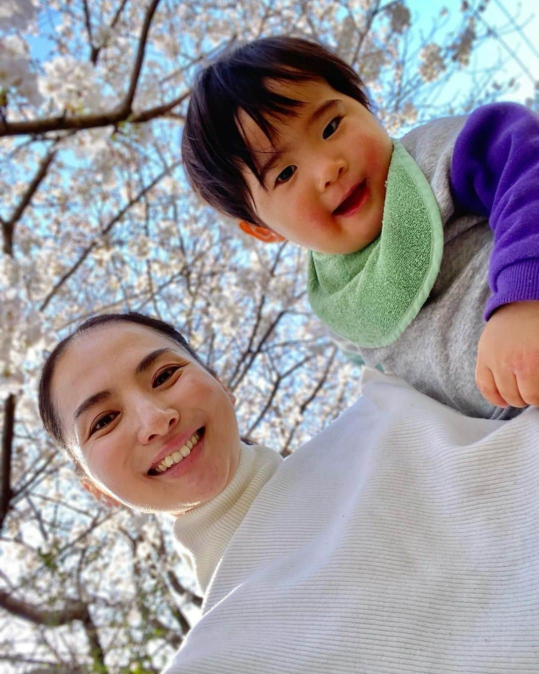 芥川舞子さんのインスタグラム写真 - (芥川舞子Instagram)「ちょっとした空き時間に、サンドイッチを買って軽やかに向かってみたら...ベストタイミングでお花見ができました🌸  近所に流れている川「野川」の桜の枝は川のほとりまで延びているので、こんなにも間近で桜を拝むことができます。  混雑していてお酒を飲む人が多いお花見ばかりしてきた都会育ちの私にとって、このような静けさの中で過ごすお花見は本当に贅沢な時間でした。  1分で組み立てられる超軽量ベビーチェア @stokkejapan  はここでも大活躍でした。  #お花見できた #今年はタイミングばっちり #2023桜 #野川の桜  #ストッケクリック #ストッケのある暮らし」3月21日 14時42分 - maiko.akutagawa